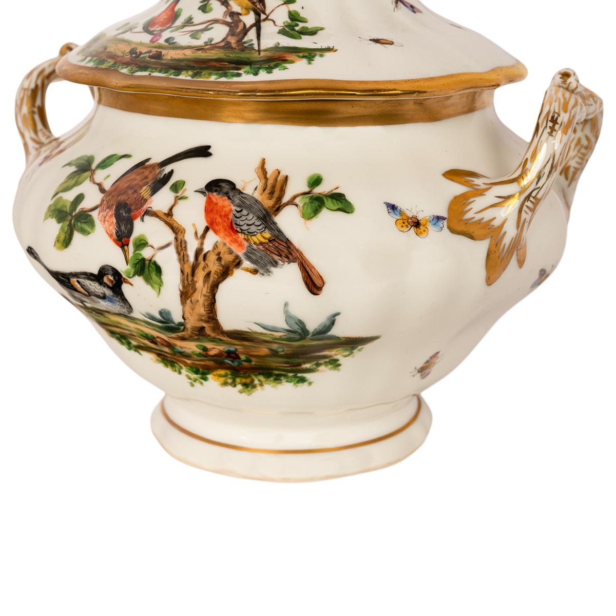 Très élégante coupe/ouverture à couvercle en porcelaine KPM du XIXe siècle, peinte à la main et dorée, décorée d'oiseaux et de papillons, 1840-1895.
Cette très belle soupière à couvercle fabriquée par le célèbre porcelainier allemand KPM 