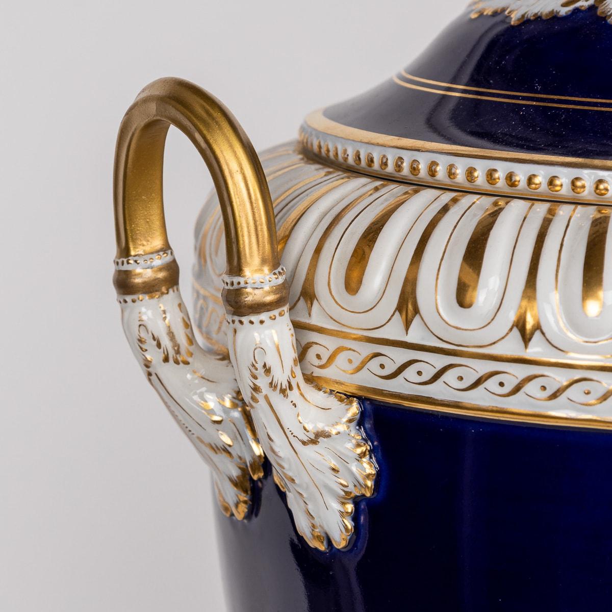 Antike deutsche KPM Porcelain Vasen mit zwei Henkeln und Deckeln aus dem 19. Jahrhundert, um 1890 im Angebot 3
