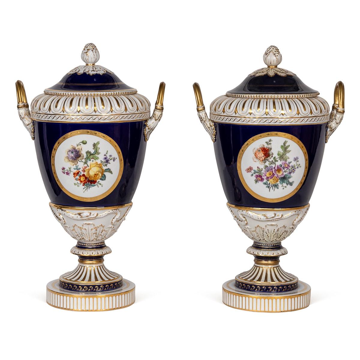 Allemand Antiquités, vases et couvercles à deux anses en porcelaine KPM allemande du 19e siècle, c.1890 en vente