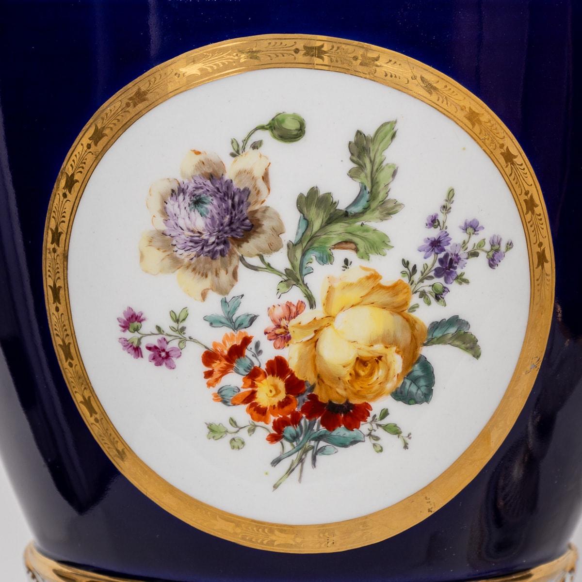 Antike deutsche KPM Porcelain Vasen mit zwei Henkeln und Deckeln aus dem 19. Jahrhundert, um 1890 (Porzellan) im Angebot