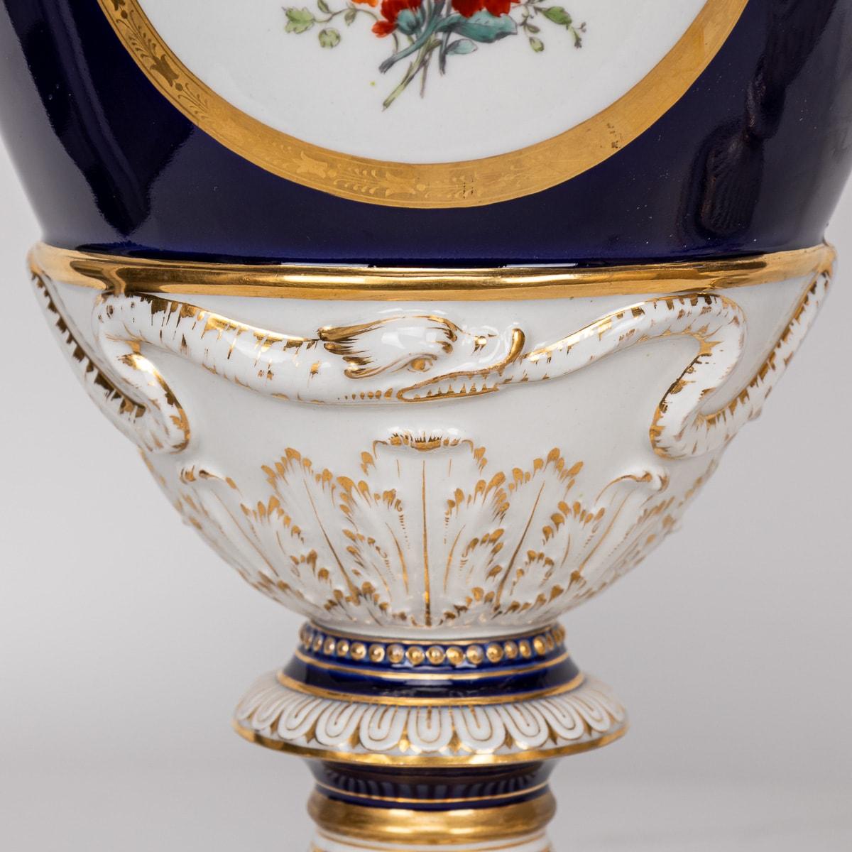 Antike deutsche KPM Porcelain Vasen mit zwei Henkeln und Deckeln aus dem 19. Jahrhundert, um 1890 im Angebot 1
