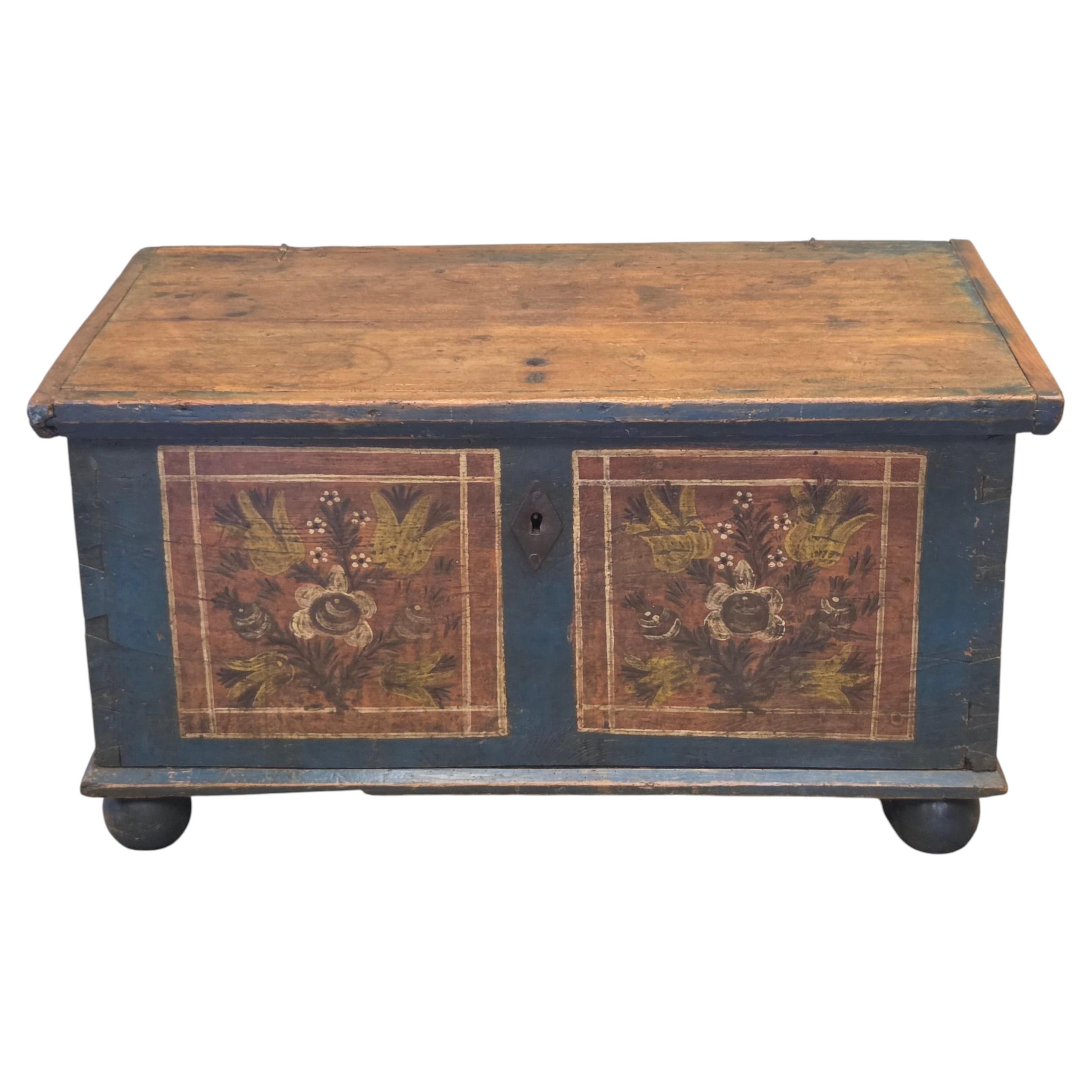Cofre para mantas antiguo del siglo XIX, de origen alemán o austriaco, de pino pintado de azul