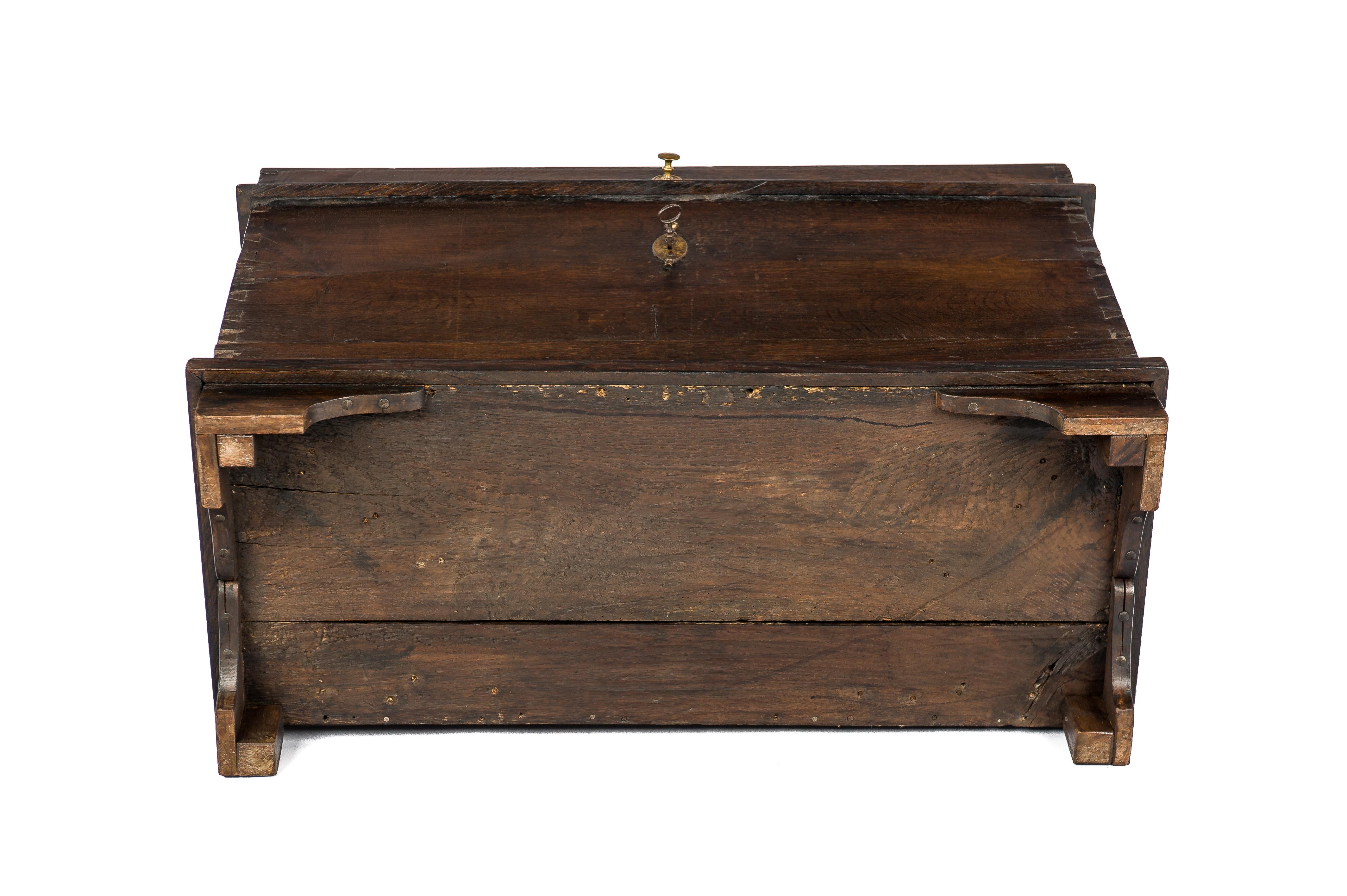 Antique 19th Century German Solid Oak Dome Top Chest Trunk Coffer Box In Good Condition For Sale In Casteren, NL