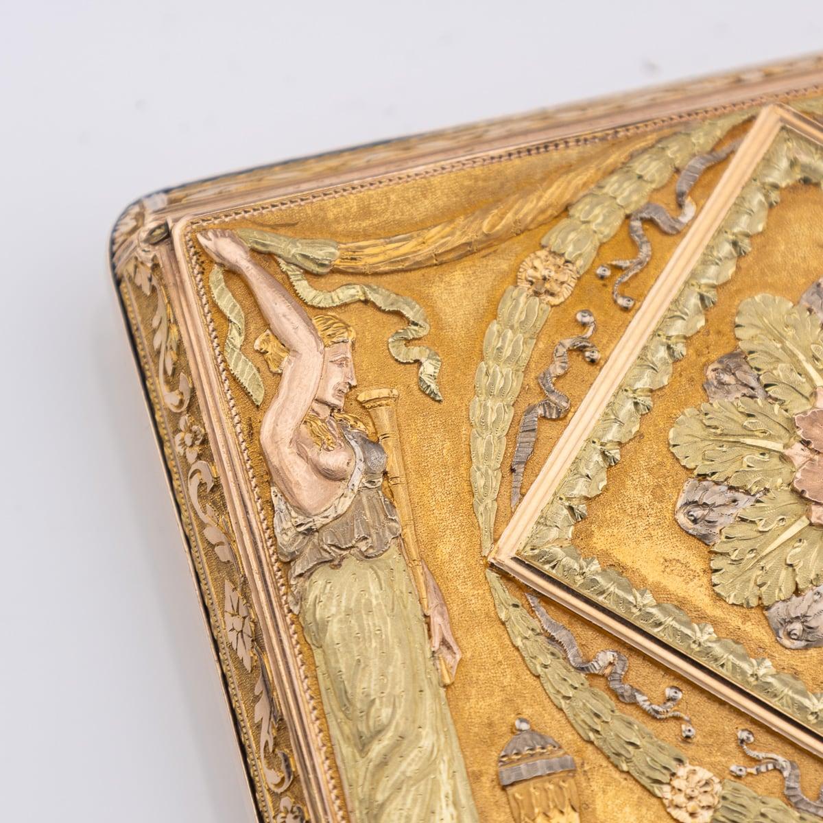 XIXe siècle Tabatière allemande ancienne du 19ème siècle en or 18 carats à trois couleurs, Hanau vers1820 en vente