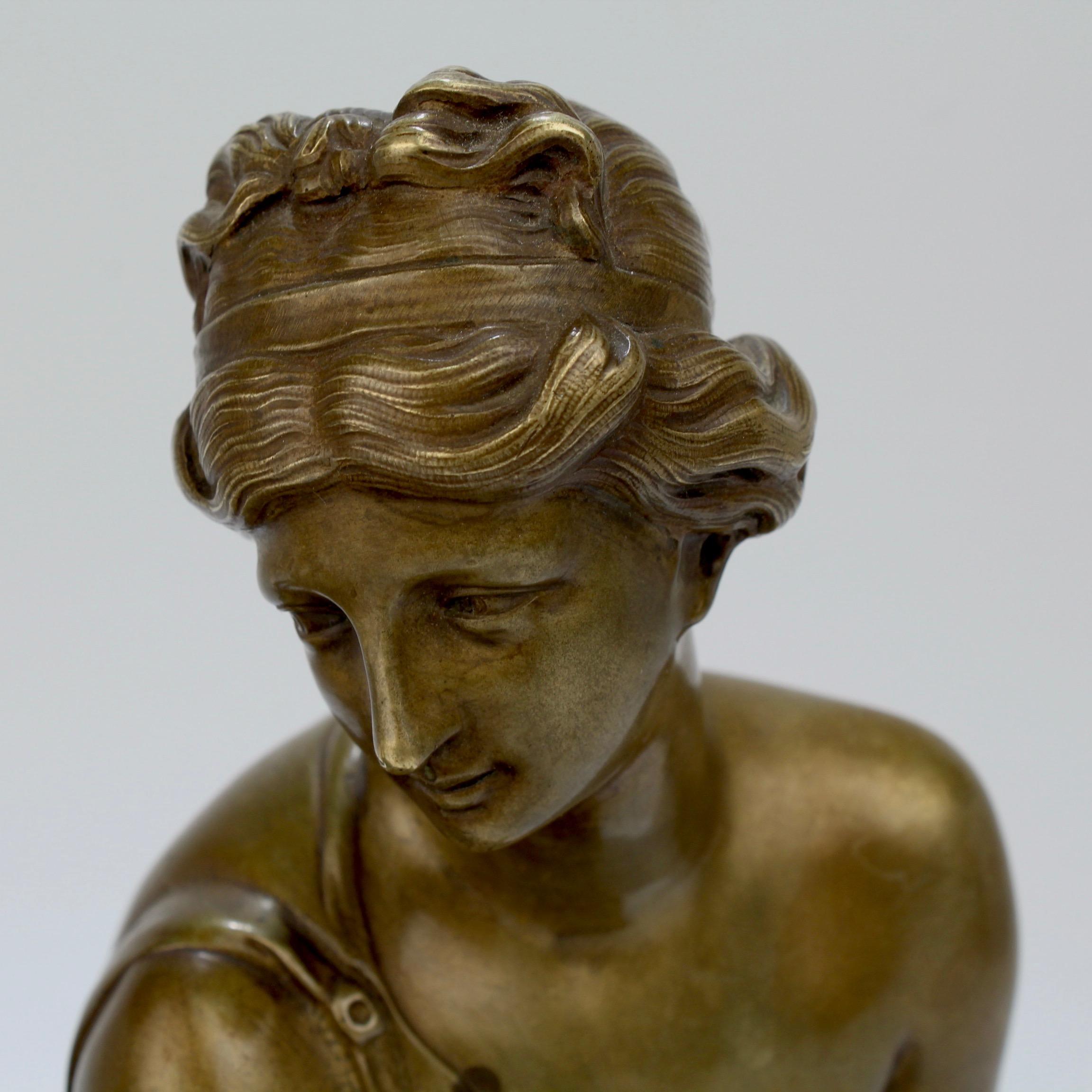 Bronze doré français ancien du 19ème siècle représentant Vénus et Cupidon d'après Carrier-Belleuse en vente 4