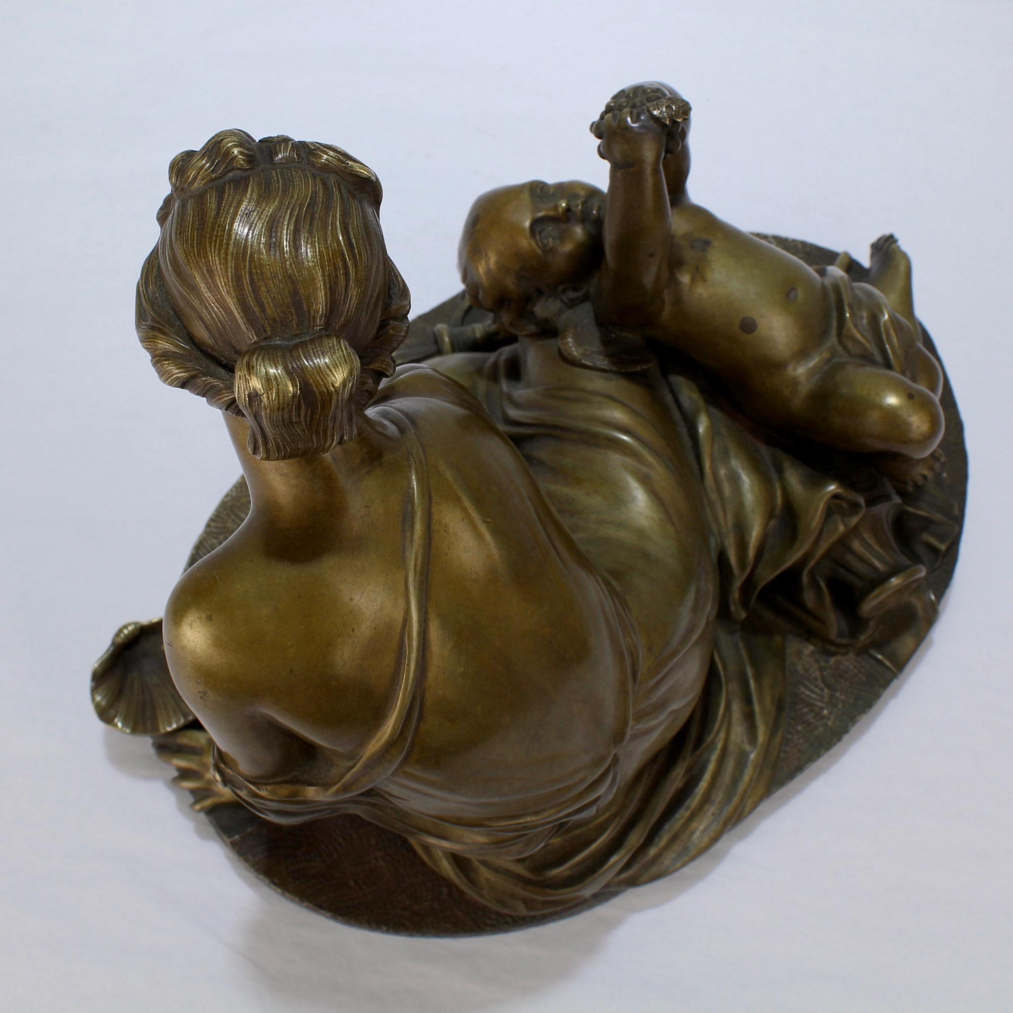 Bronze doré français ancien du 19ème siècle représentant Vénus et Cupidon d'après Carrier-Belleuse en vente 2