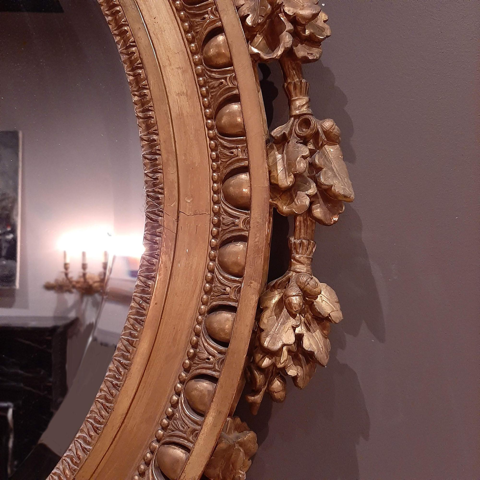 Français Miroir ovale doré ancien du 19ème siècle dans le style de Louis XVI en vente