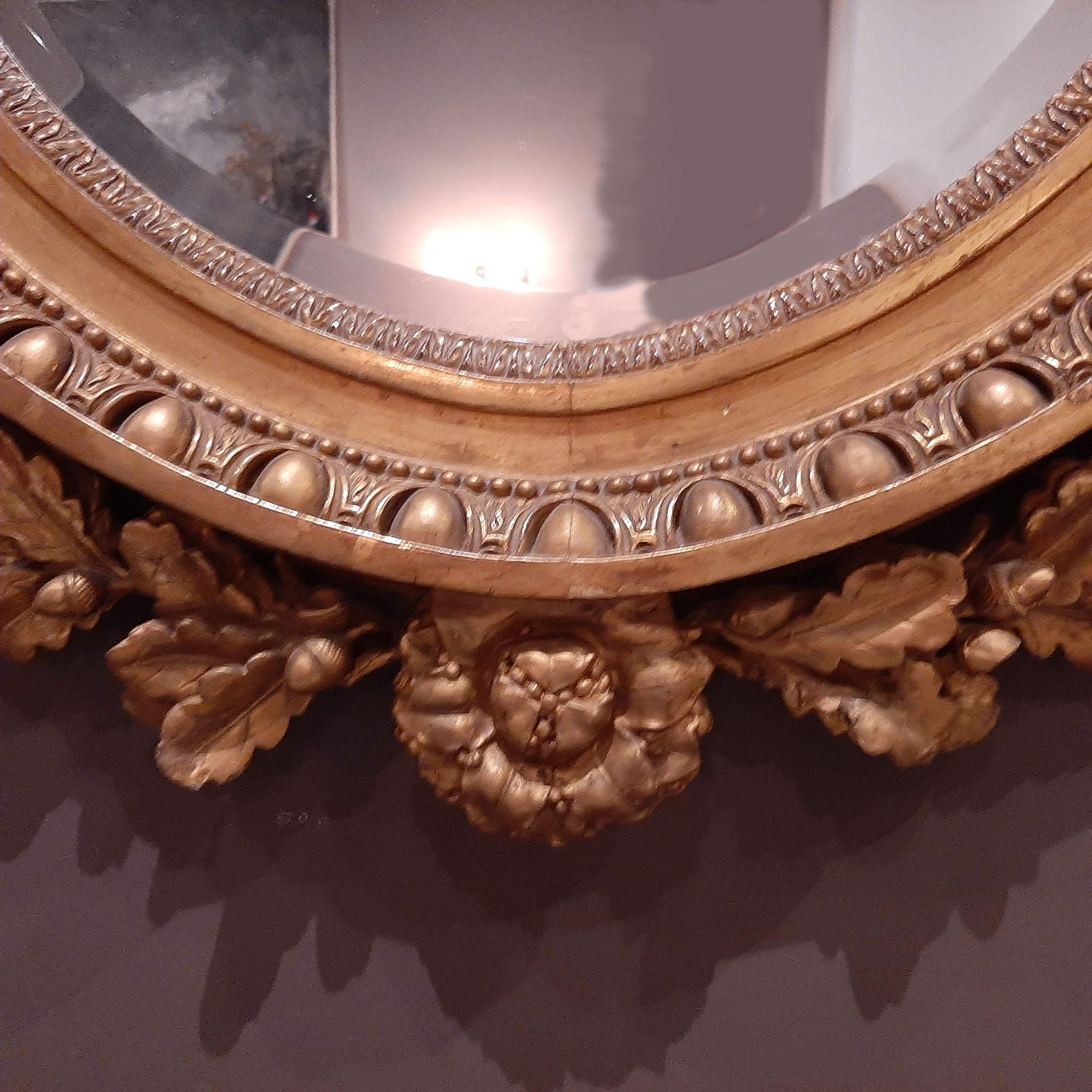 Doré Miroir ovale doré ancien du 19ème siècle dans le style de Louis XVI en vente