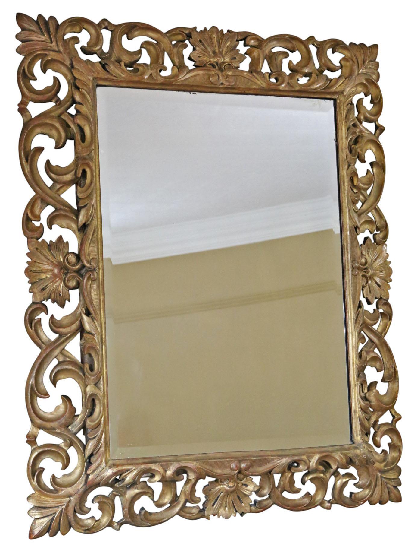 Ancien miroir à trumeau Florentine en bois doré du 19ème siècle - Cadre orné.

Il s'agit d'un miroir à trumeau ancien en bois doré du XIXe siècle. Son design classique lui permet d'être utilisé au-dessus d'une cheminée, dans un hall d'entrée, ou