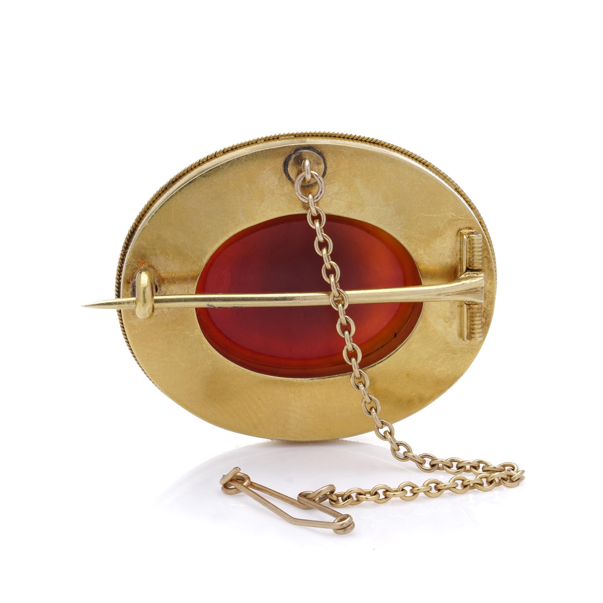 Antique 19th century gold and carved banded agate cameo brooch In Good Condition For Sale In Braintree, GB