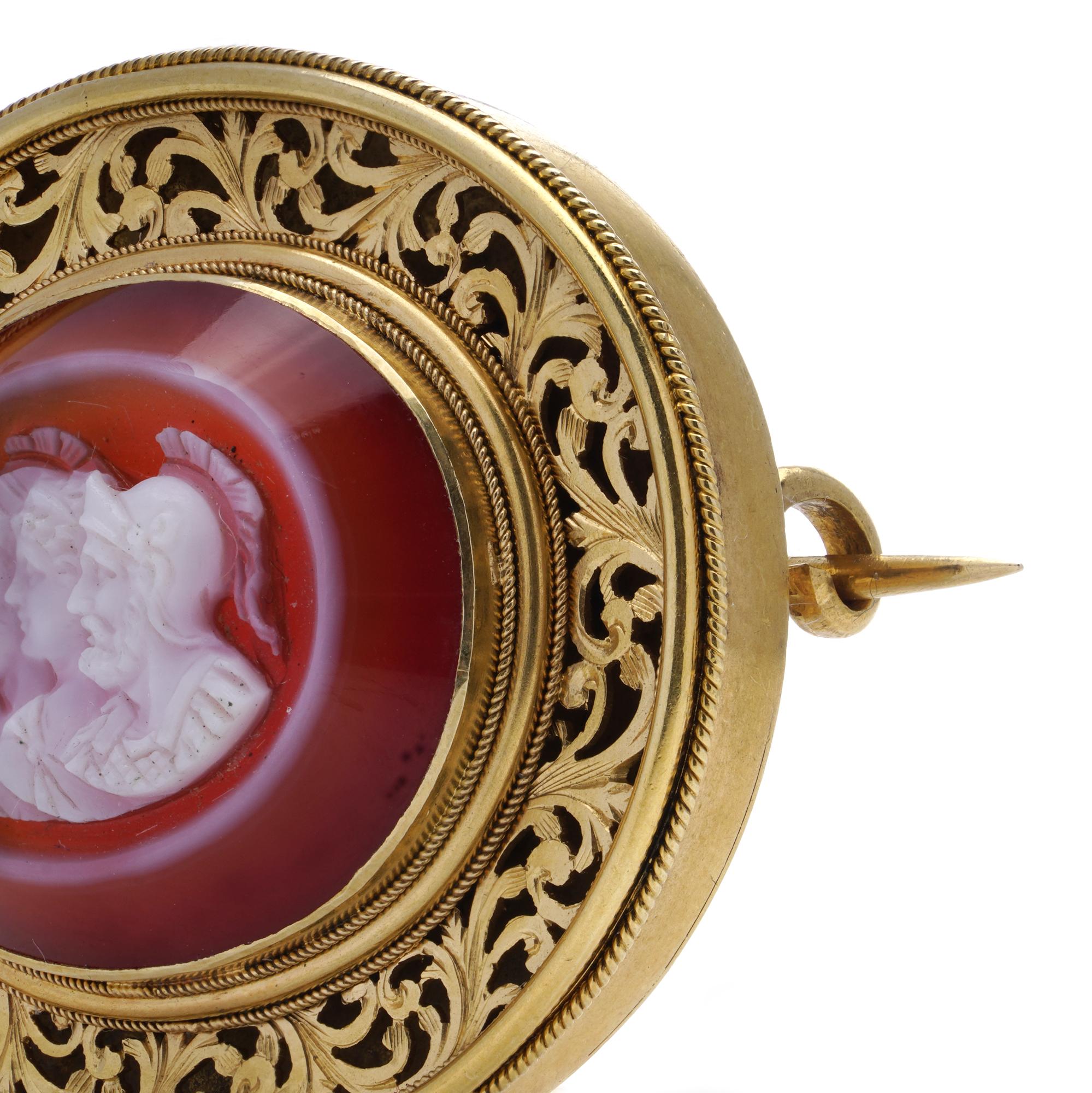 Antique 19th century gold and carved banded agate cameo brooch For Sale 1