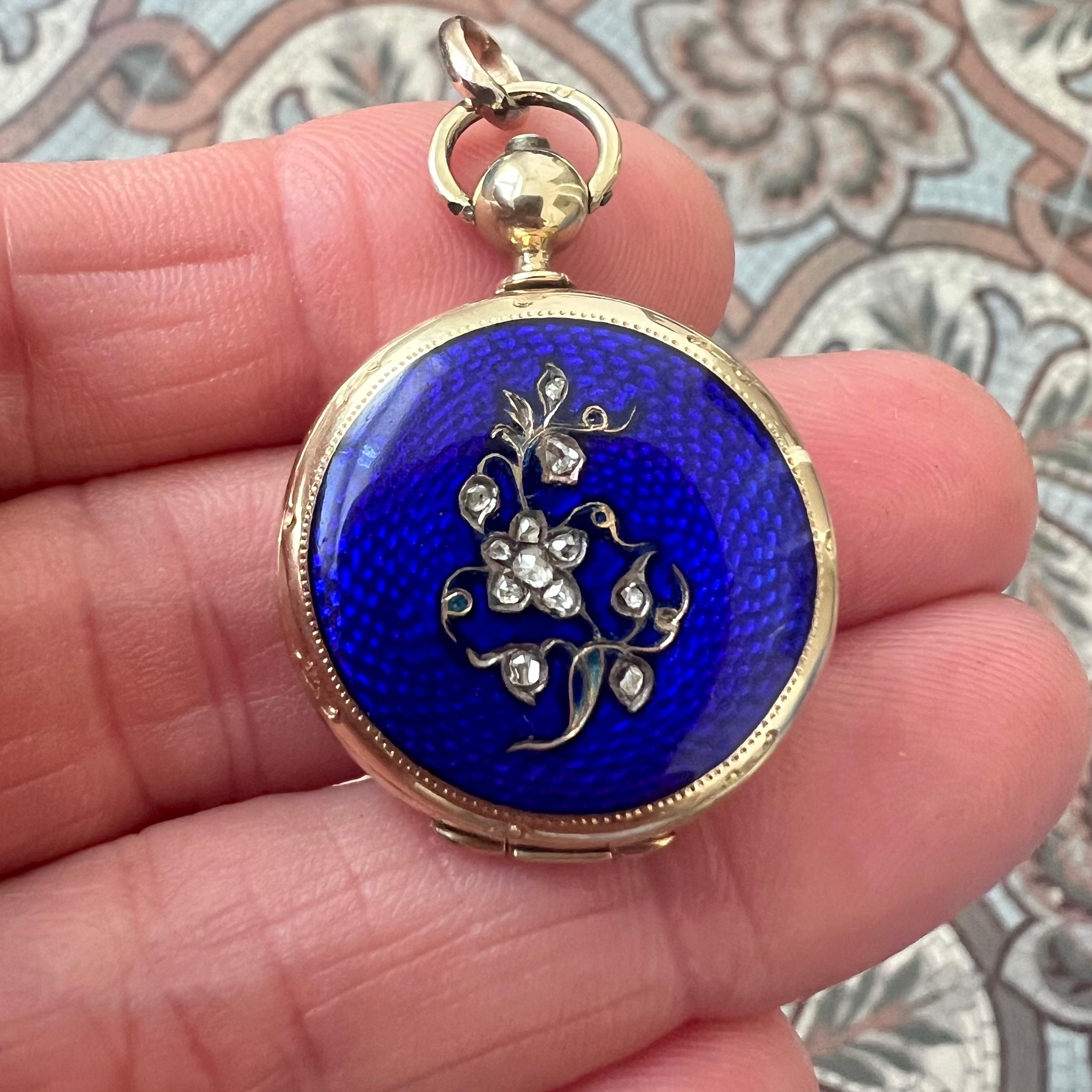 Un raro e ben conservato ciondolo a medaglione del XIX secolo, realizzato in oro giallo 14 carati (standard 569/000). La parte anteriore è ornata da un vivace smalto guilloché blu reale, che brilla di profondità e luminosità. Al centro, un motivo