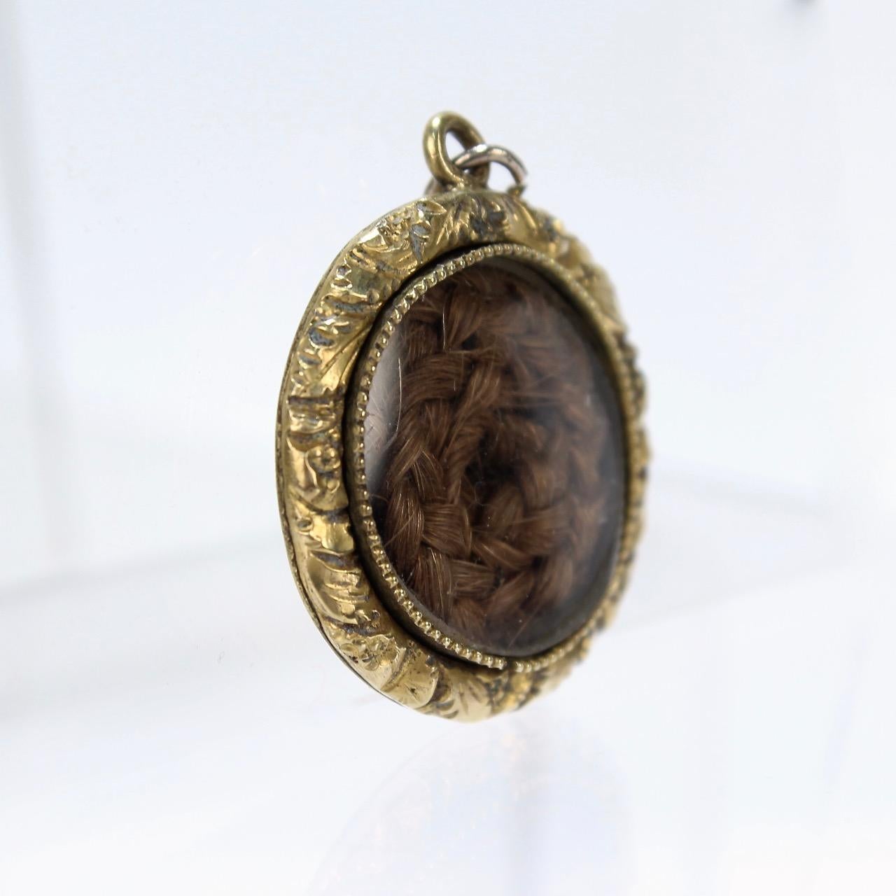 Pendentif de deuil ancien du 19ème siècle rempli d'or avec cheveux tissés tressés Bon état - En vente à Philadelphia, PA