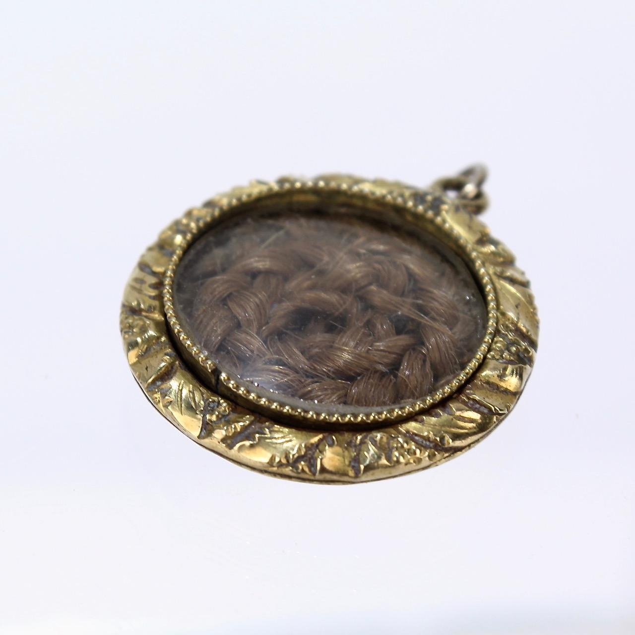 Pendentif de deuil ancien du 19ème siècle rempli d'or avec cheveux tissés tressés en vente 1