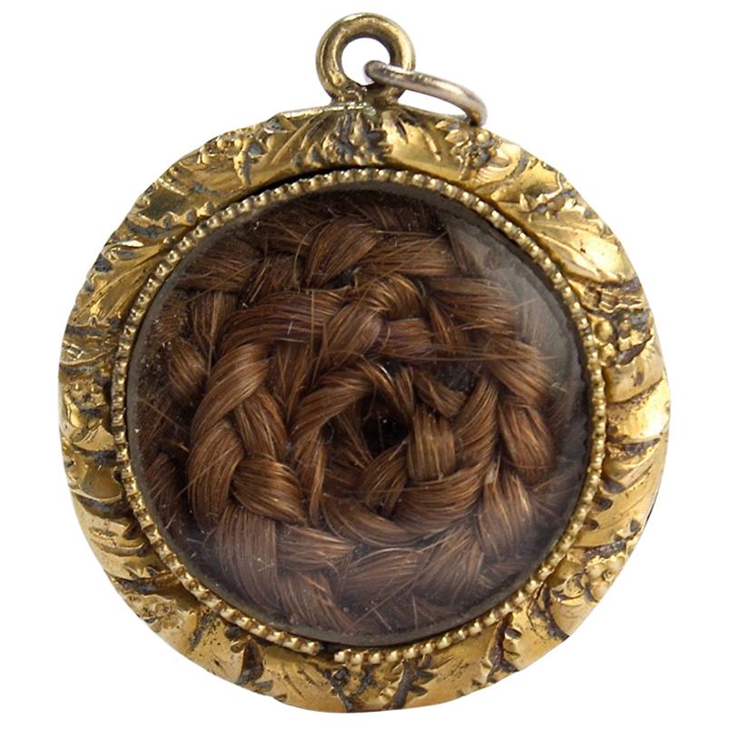 Pendentif de deuil ancien du 19ème siècle rempli d'or avec cheveux tissés tressés en vente