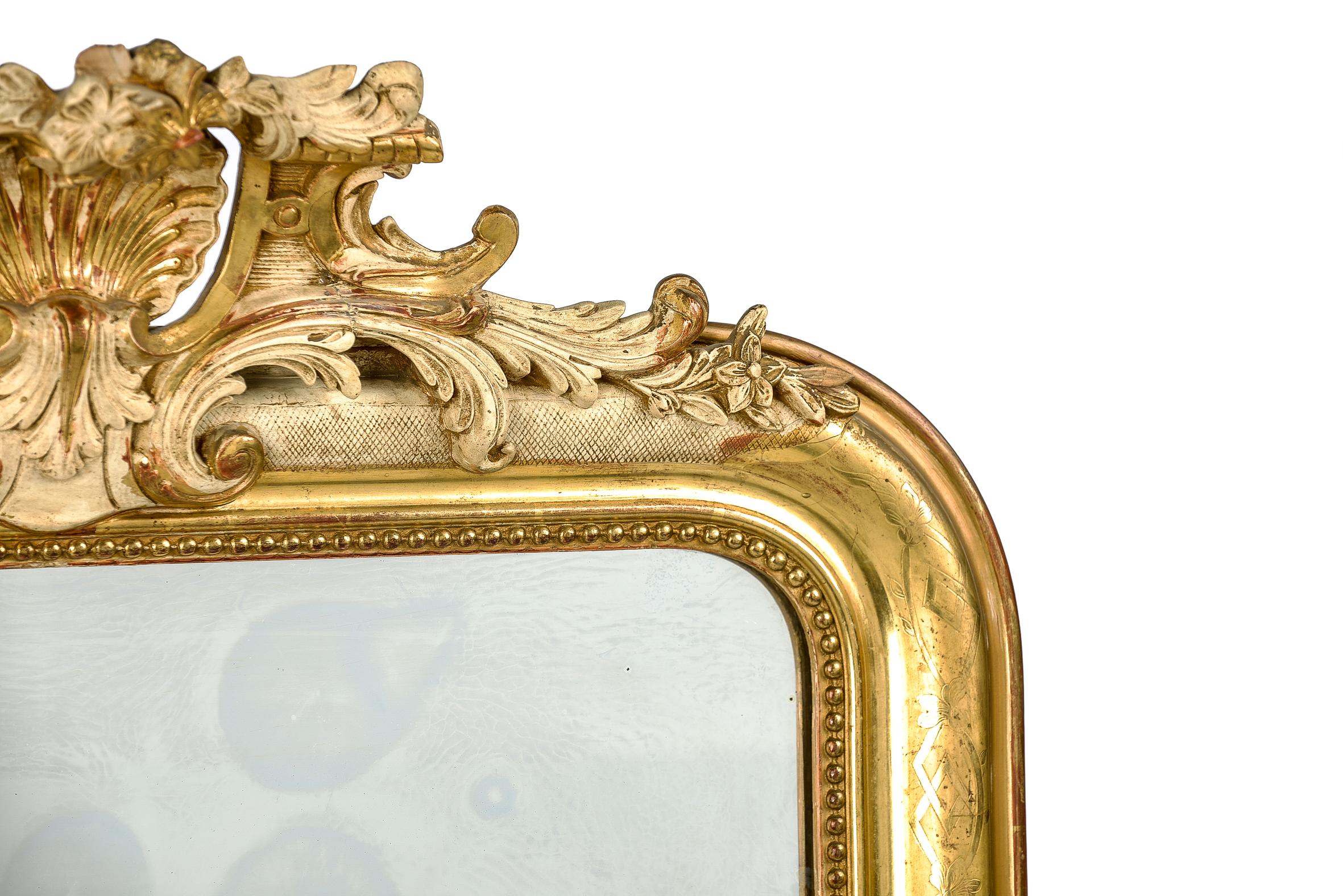Louis-Philippe Antique miroir Louis Philippe français du 19ème siècle doré à la feuille d'or avec crête en vente