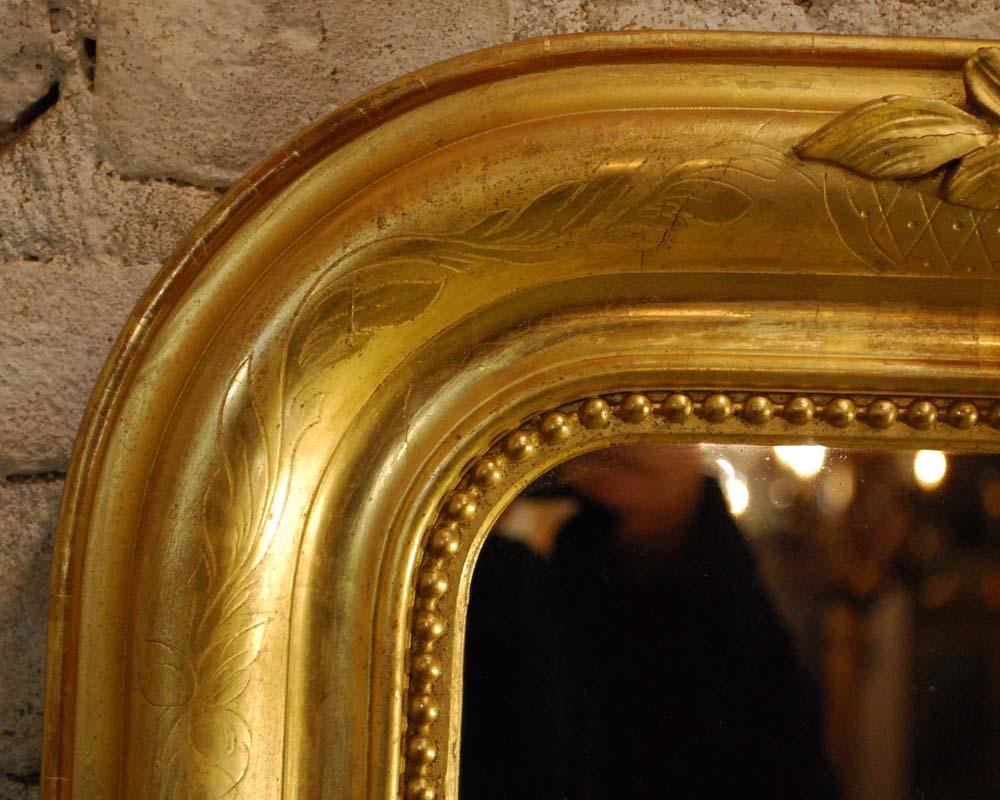 Antique 19th Century Gold Leaf Gilt French Louis Philippe Mirror with Crest In Good Condition In Casteren, NL