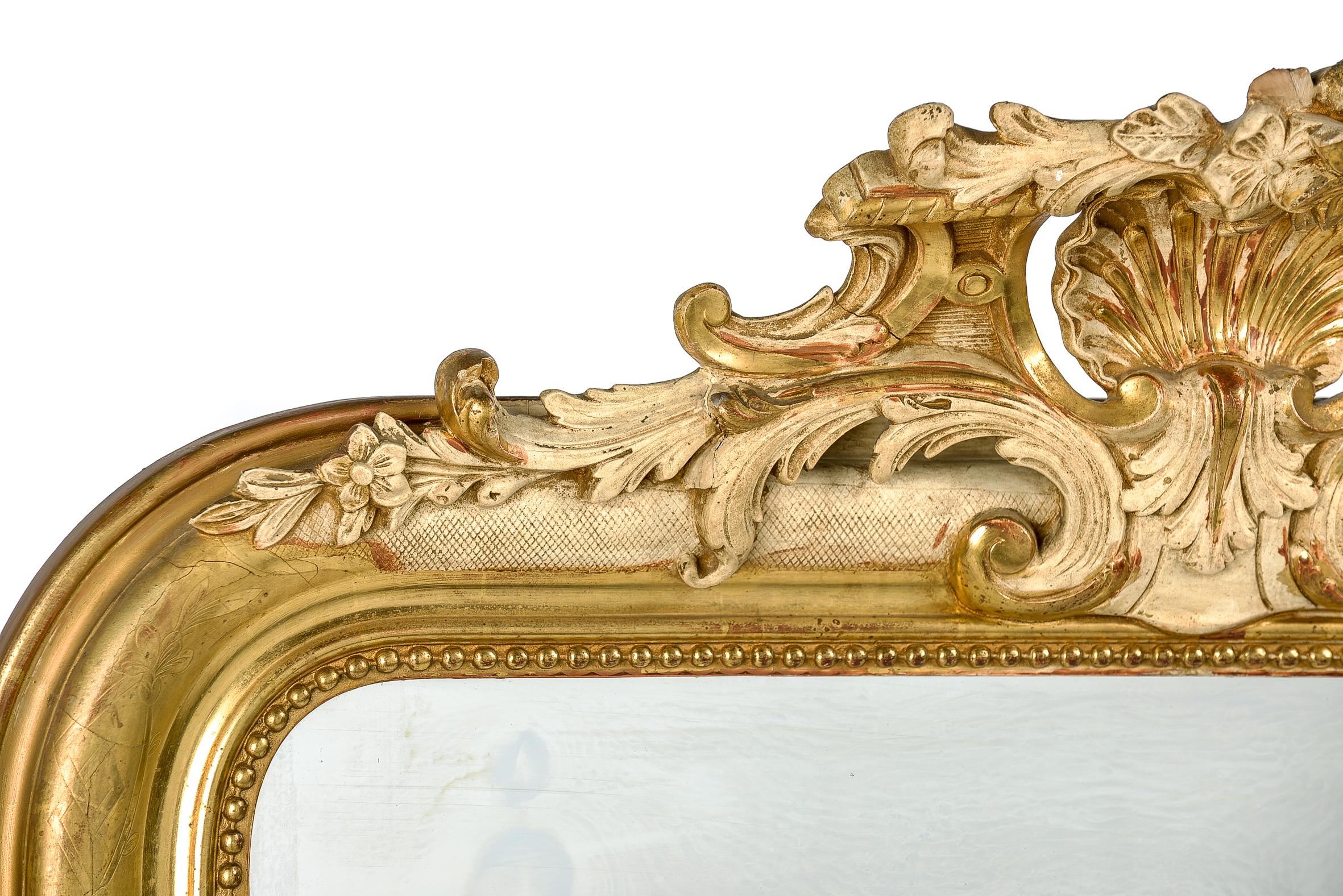 Français Antique miroir Louis Philippe français du 19ème siècle doré à la feuille d'or avec crête en vente