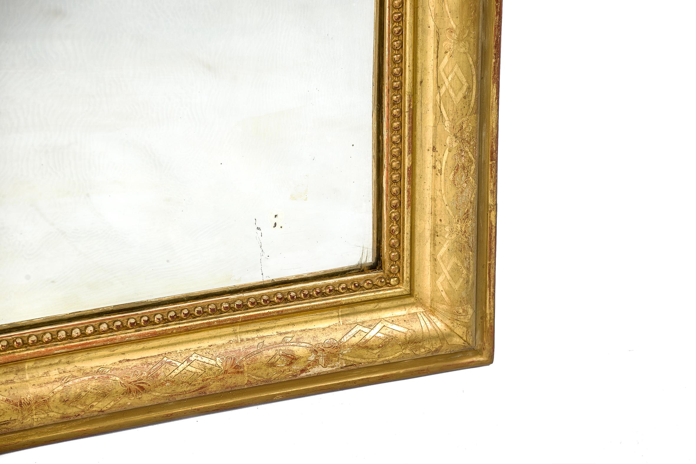 XIXe siècle Antique miroir Louis Philippe français du 19ème siècle doré à la feuille d'or avec crête en vente