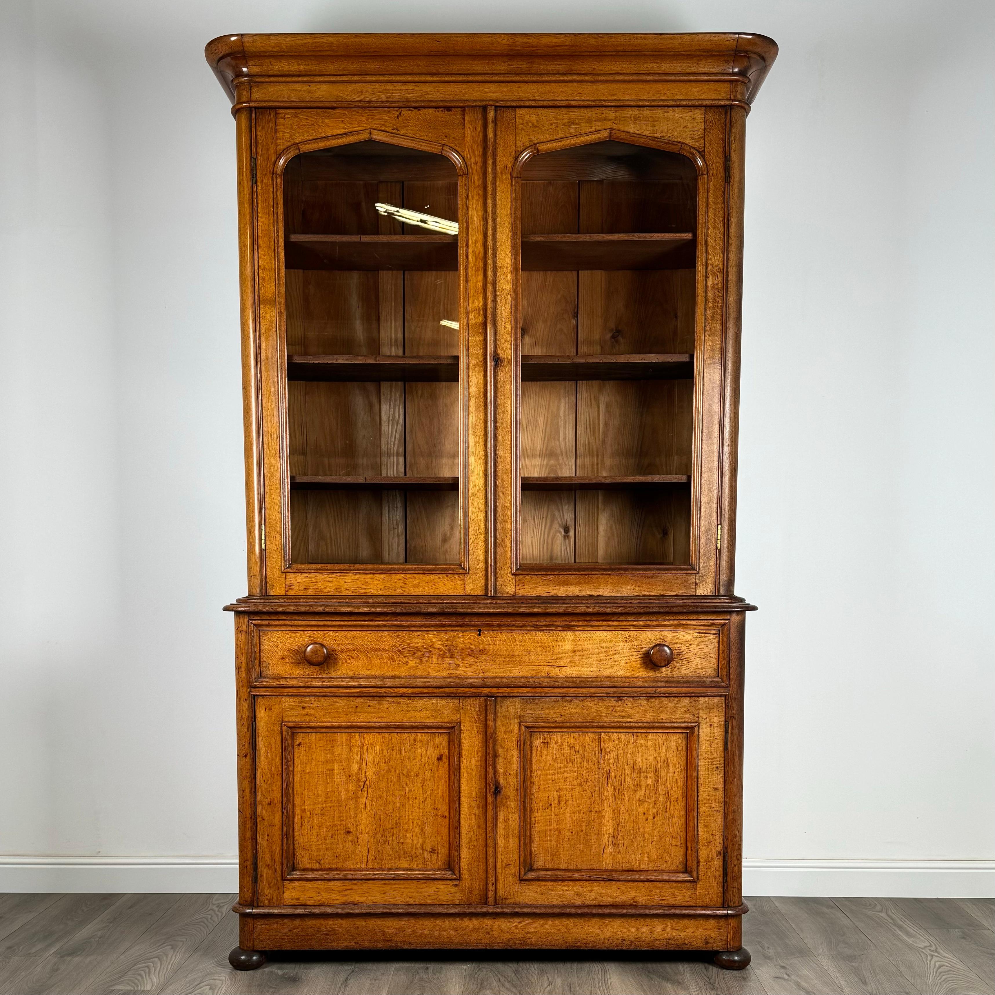 Scopri l'eleganza senza tempo di questa straordinaria libreria su armadio del XIX secolo, un vero capolavoro di artigianato e raffinatezza. Realizzato in quercia dorata della migliore qualità, questo squisito pezzo emana calore e raffinatezza,