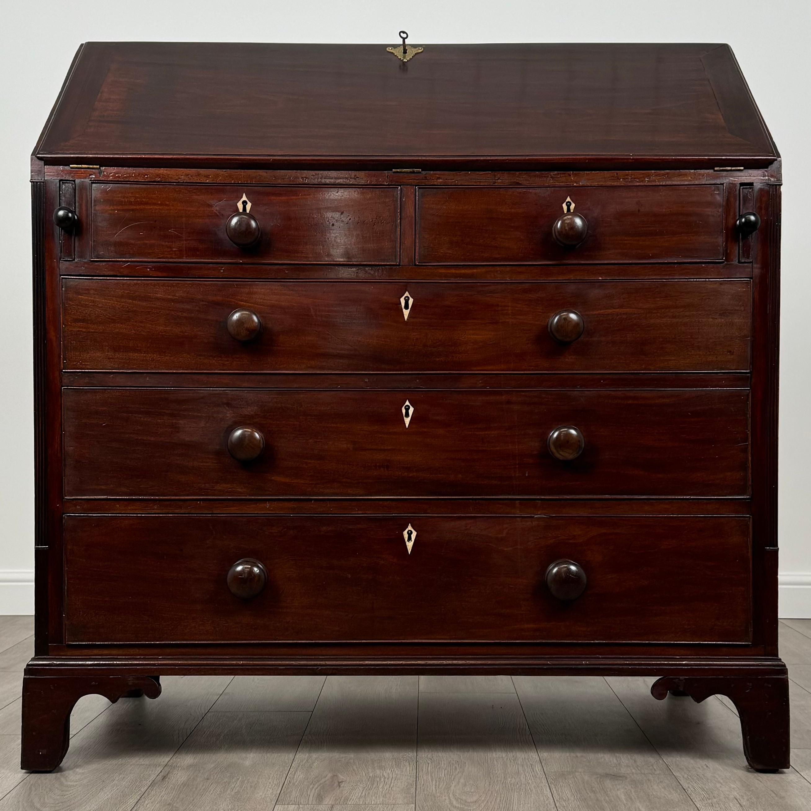 Uno straordinario scrittoio in mogano del XIX secolo di qualità eccezionale, che mostra un'eleganza e una maestria senza tempo. 
Questo pezzo sostanzioso, noto per la sua struttura robusta e pesante, poggia su classici piedini a staffa ed emana