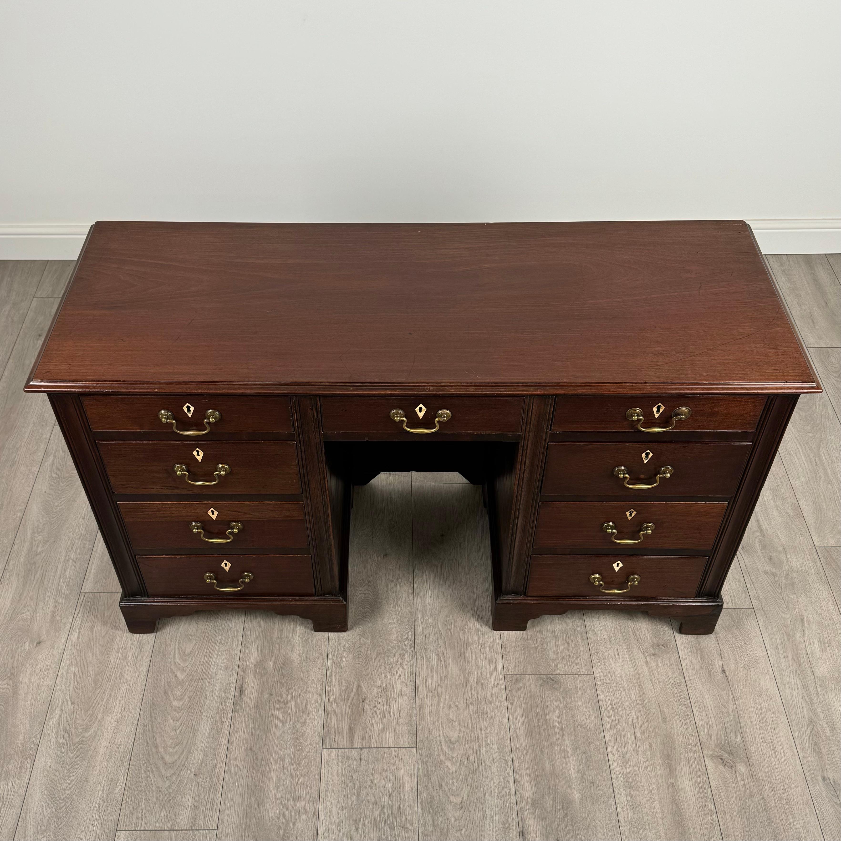 Bureau ancien du 19ème siècle de bonne qualité en acajou ( REF AF-3734 ) en vente 4