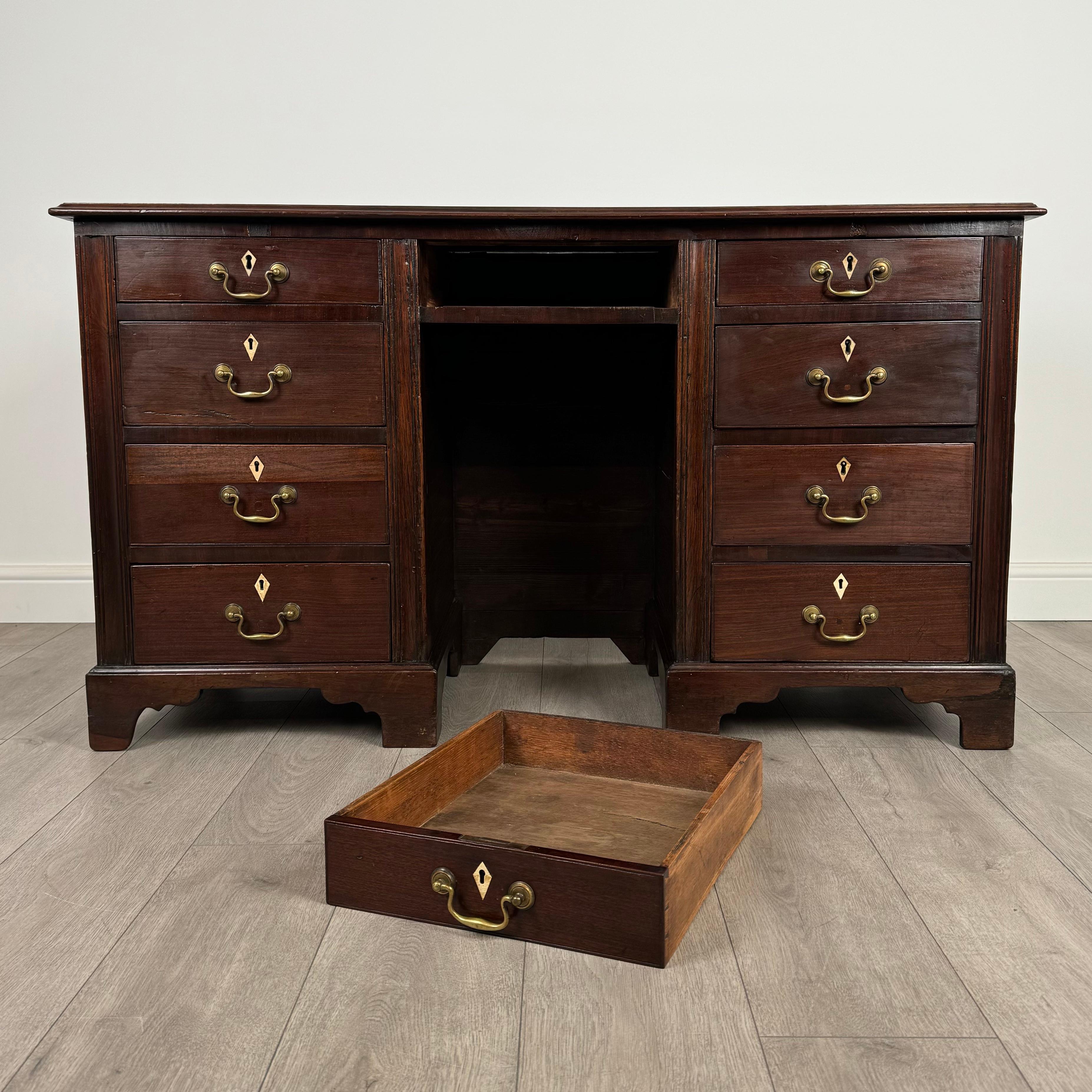 Bureau ancien du 19ème siècle de bonne qualité en acajou ( REF AF-3734 ) en vente 5