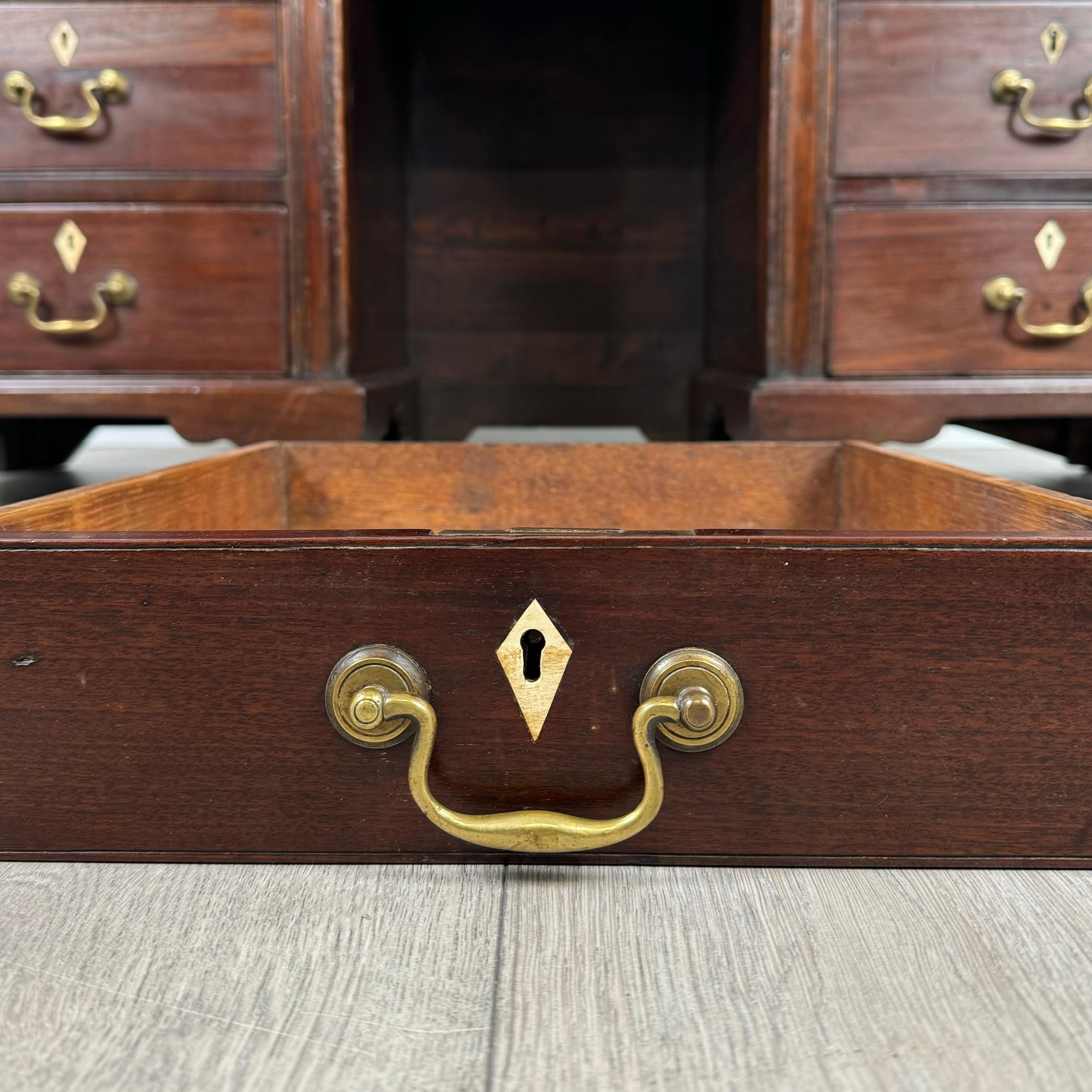 Bureau ancien du 19ème siècle de bonne qualité en acajou ( REF AF-3734 ) en vente 6
