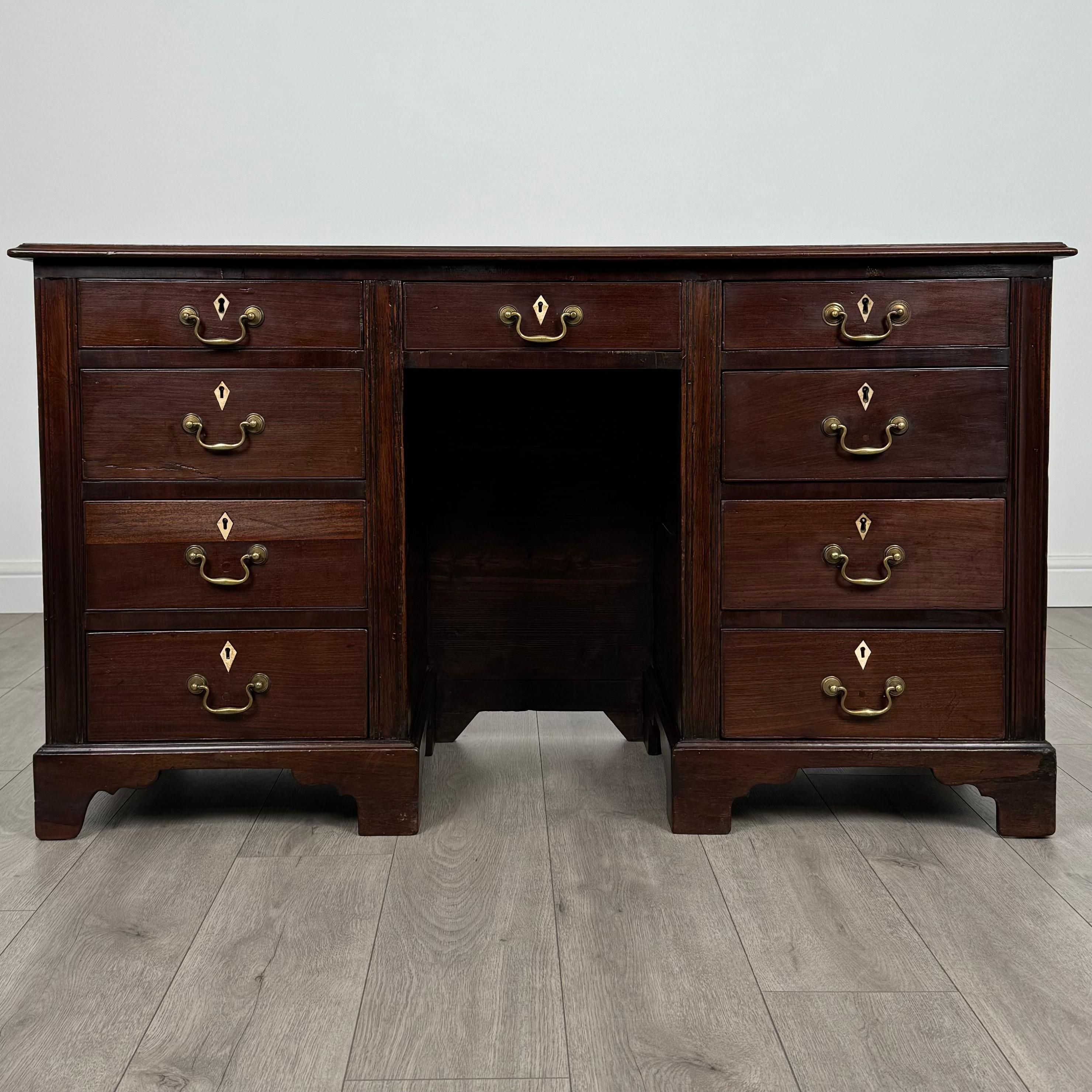 Ce bureau ancien en acajou du XIXe siècle est une pièce vraiment exceptionnelle, qui témoigne d'un savoir-faire exceptionnel et d'une élégance intemporelle. Fabriqué en acajou de haute qualité, il présente une couleur riche et profonde et un grain