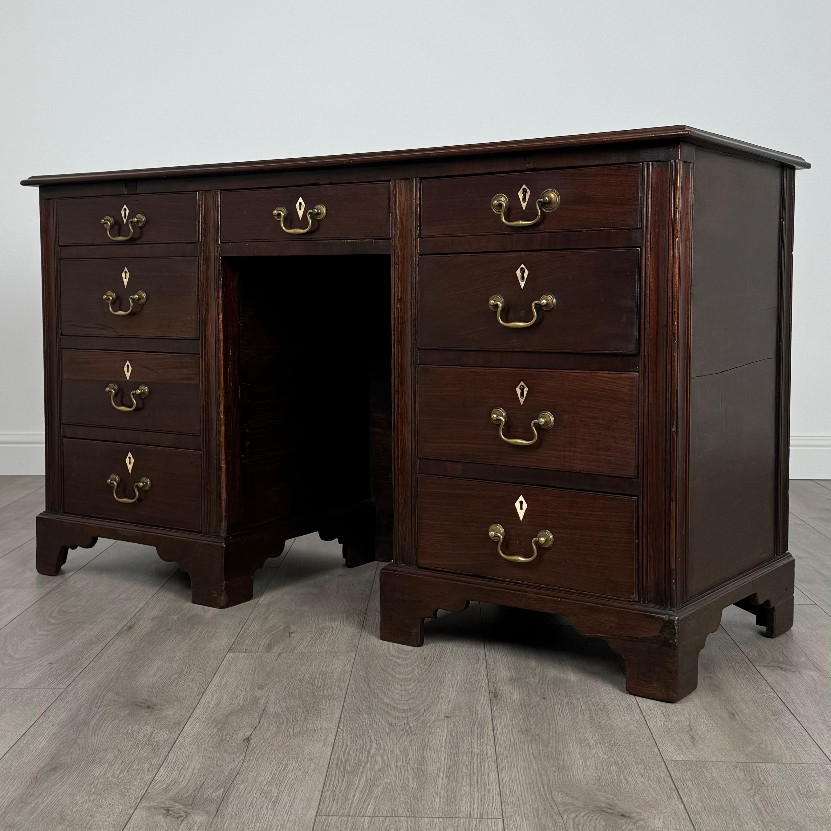 Britannique Bureau ancien du 19ème siècle de bonne qualité en acajou ( REF AF-3734 ) en vente