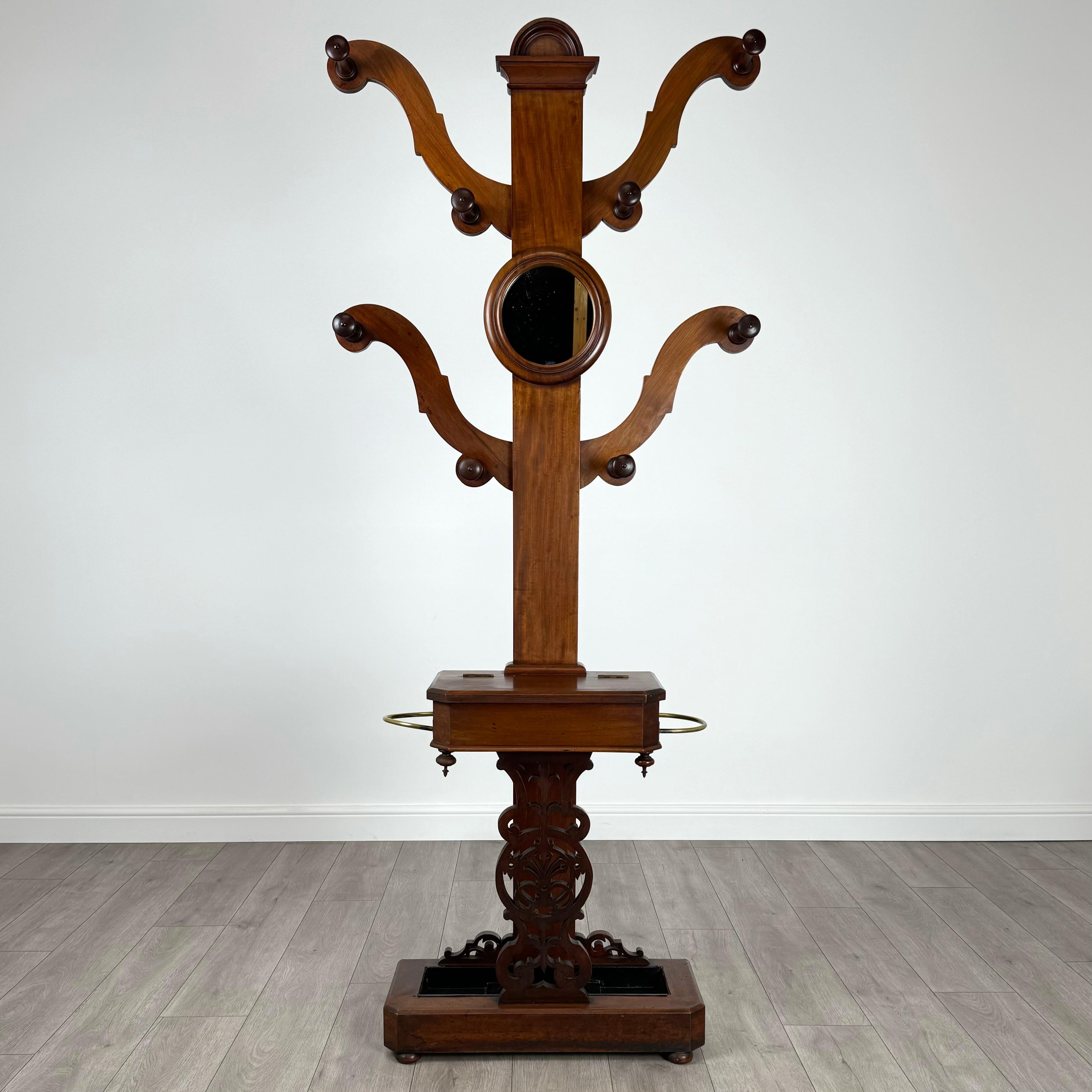 Questo splendido leggio da sala del XIX secolo è un pezzo davvero unico e sorprendente, realizzato in mogano pregiato. Caratterizzato da un insolito design a forma di albero, è un'aggiunta funzionale e decorativa a qualsiasi ingresso o corridoio. La