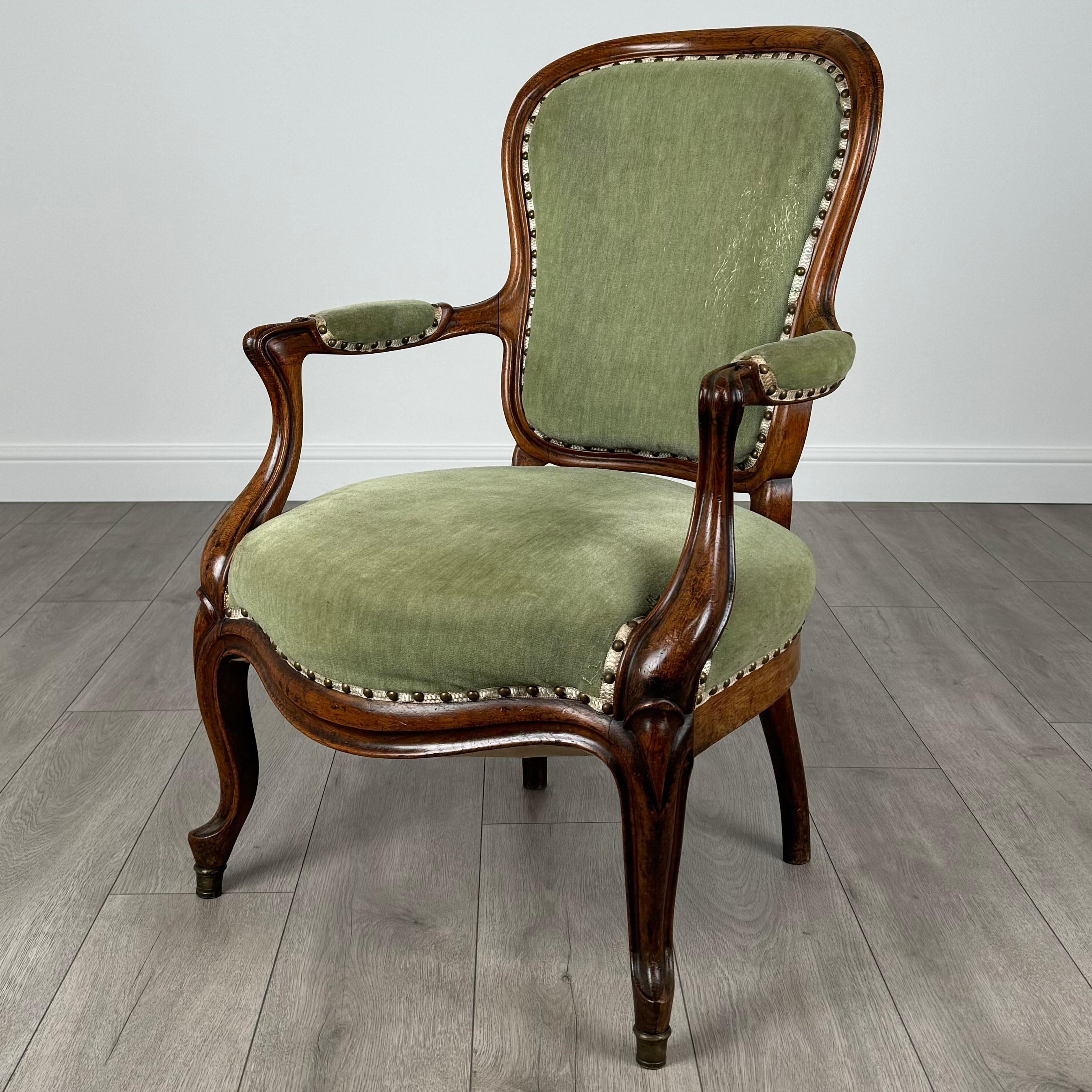 Este encantador sillón abierto antiguo del siglo XIX es un bello ejemplo de diseño y artesanía atemporales. 
Hecha de roble fino, es de excelente calidad y se conserva en muy buen estado, mostrando su durabilidad y cuidadosa conservación a lo largo