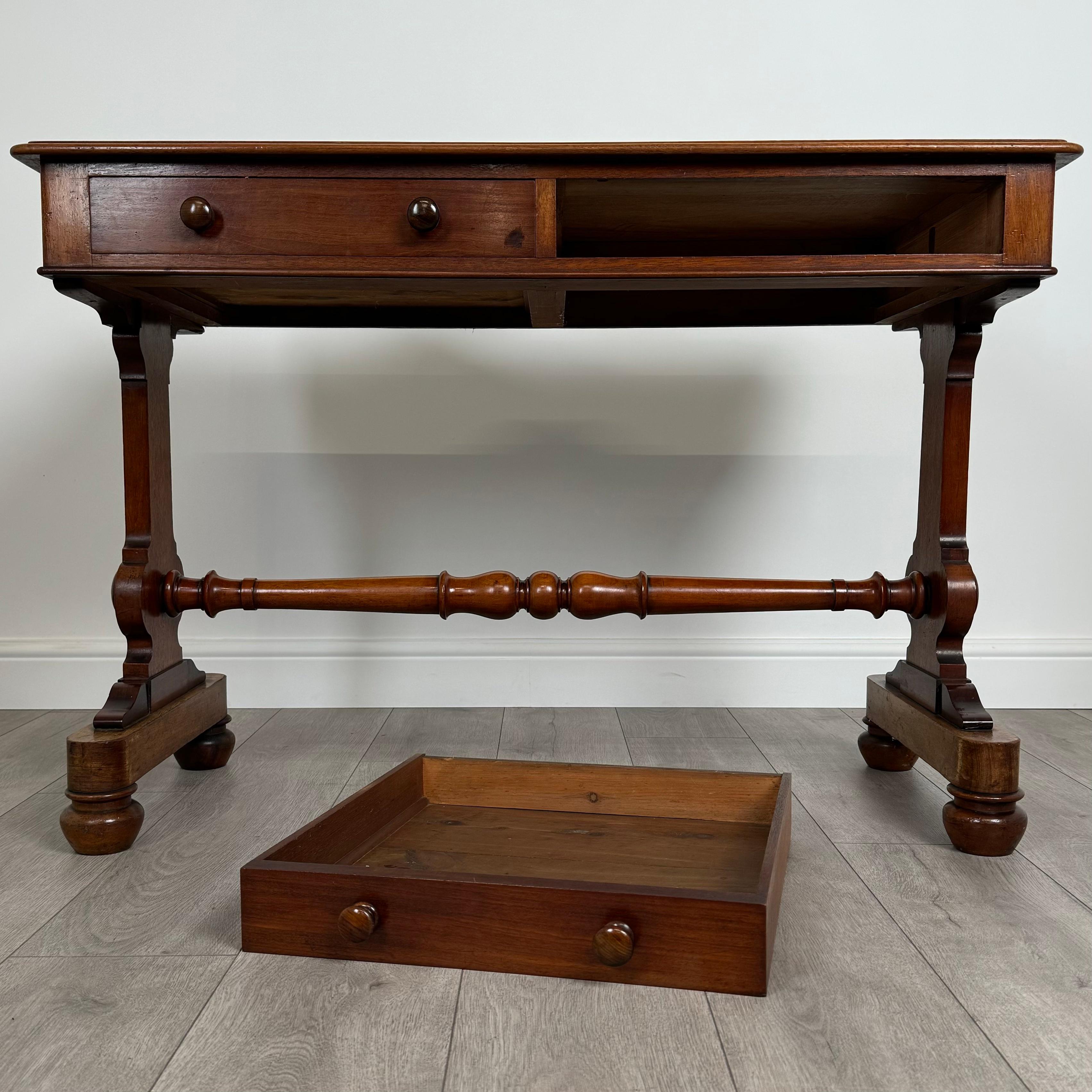Table d'appoint ancienne du 19ème siècle en acajou de bonne qualité (REF AF-3639) en vente 5