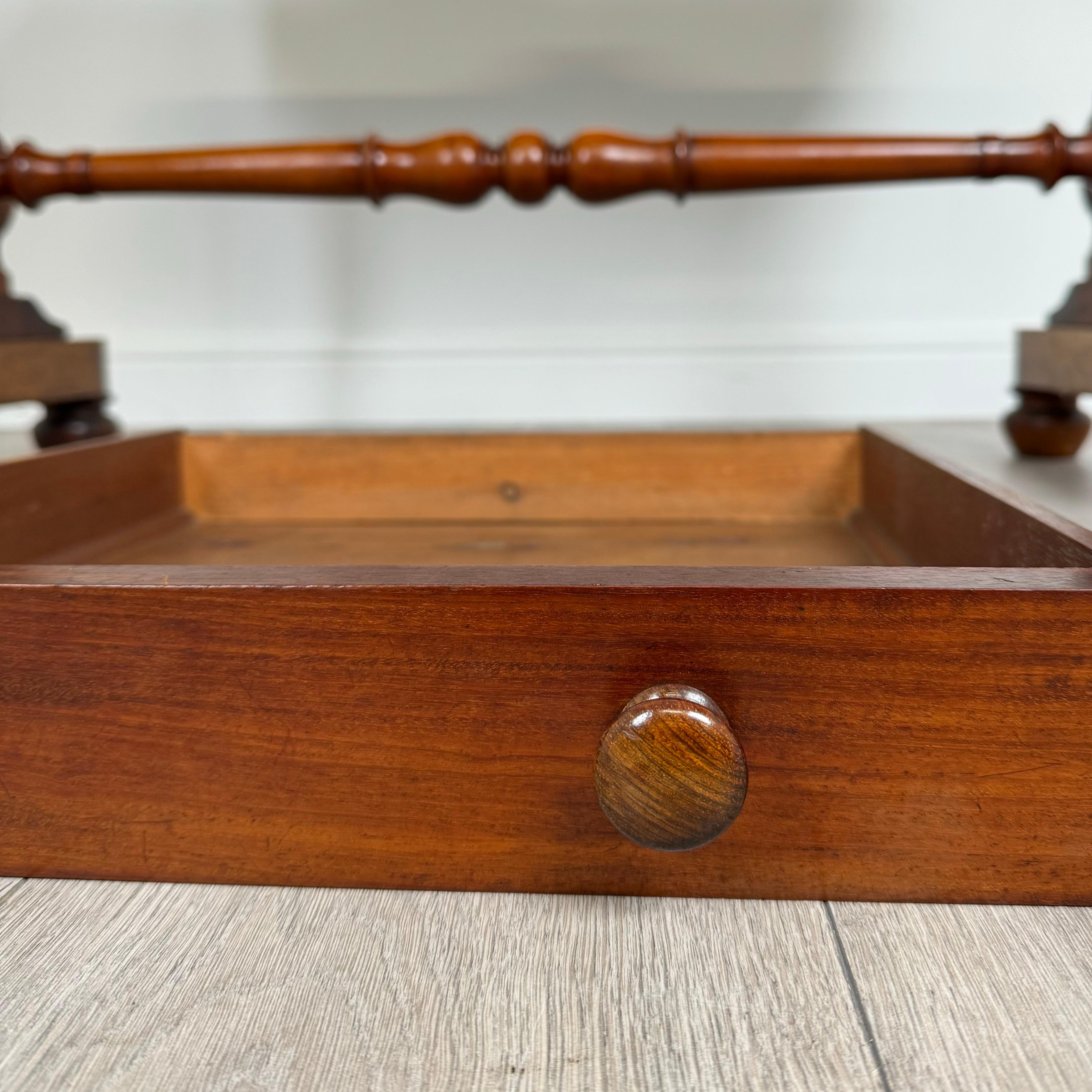 Table d'appoint ancienne du 19ème siècle en acajou de bonne qualité (REF AF-3639) en vente 6