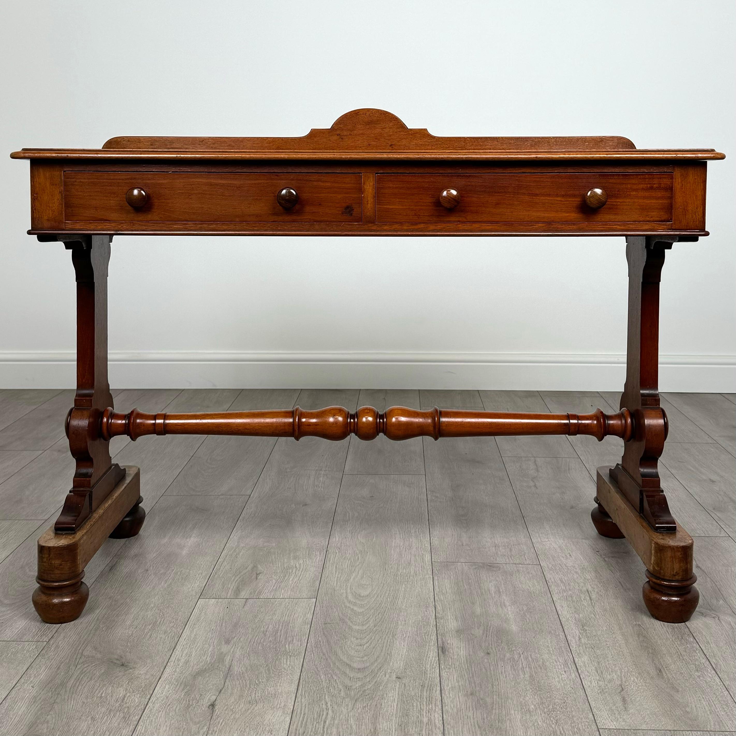 Cette charmante table d'appoint victorienne du XIXe siècle est magnifiquement fabriquée en acajou, présentant un grain étonnant et une couleur riche qui rehausse son attrait intemporel. 
La table repose sur d'élégants pieds tournés, avec un châssis