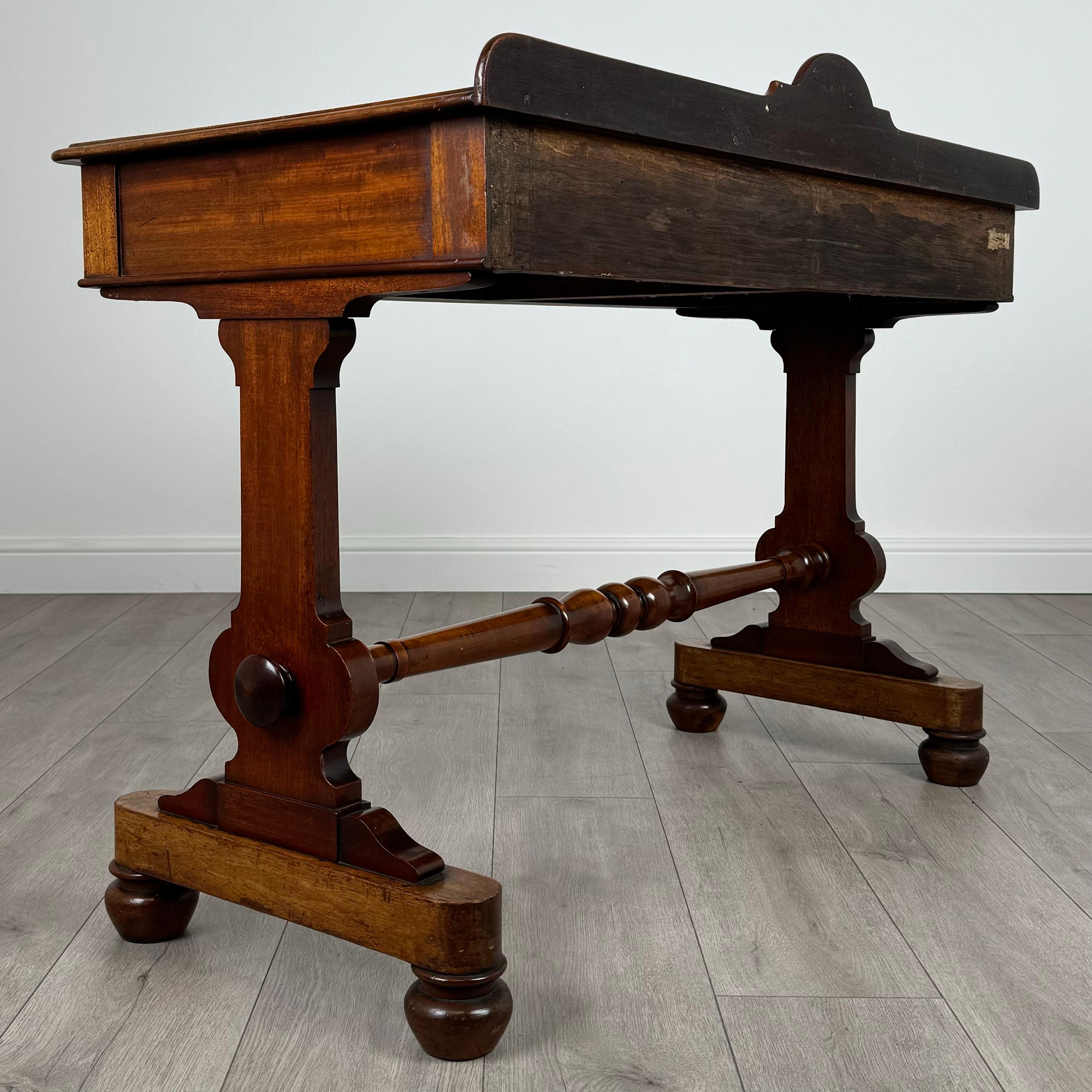 XIXe siècle Table d'appoint ancienne du 19ème siècle en acajou de bonne qualité (REF AF-3639) en vente