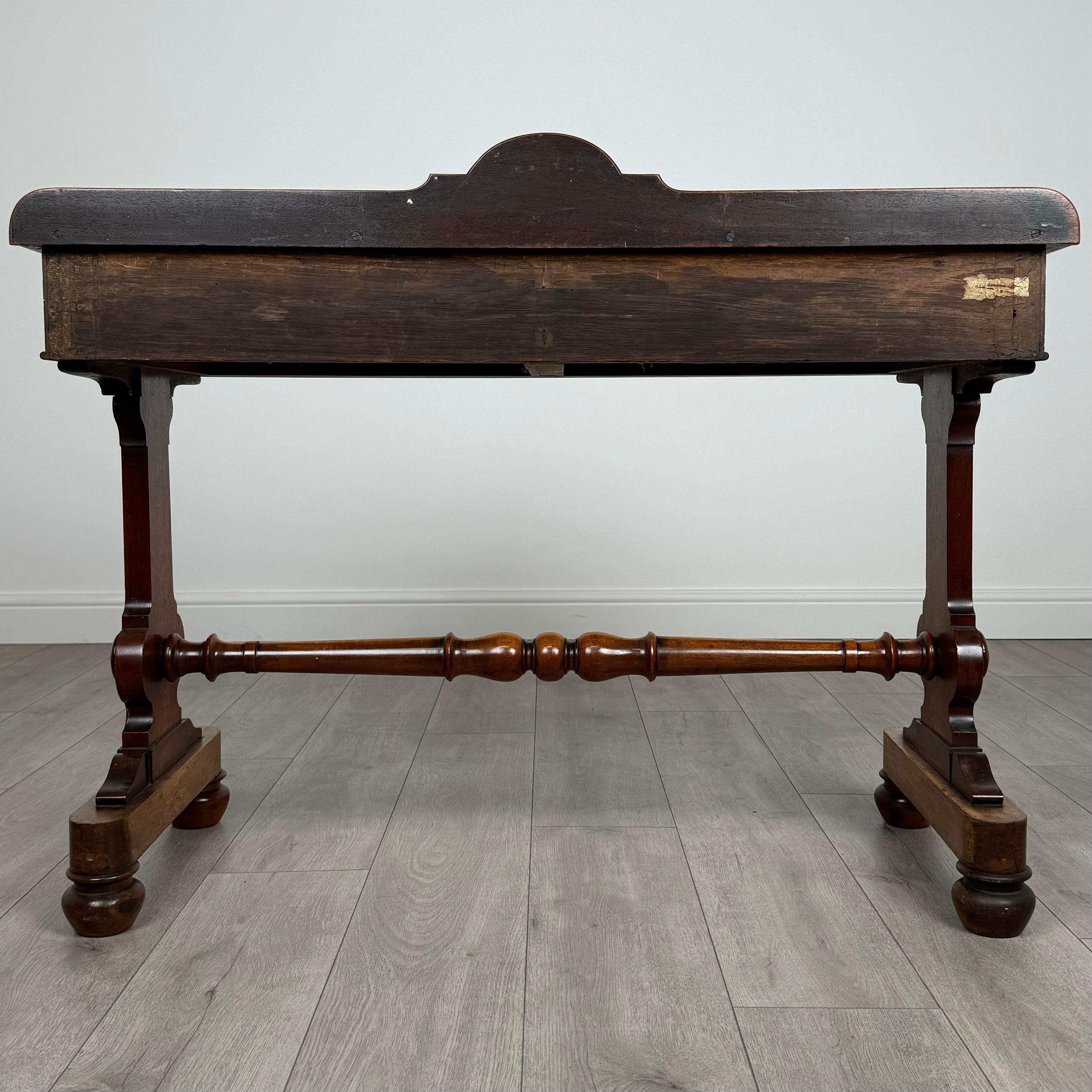 Acajou Table d'appoint ancienne du 19ème siècle en acajou de bonne qualité (REF AF-3639) en vente