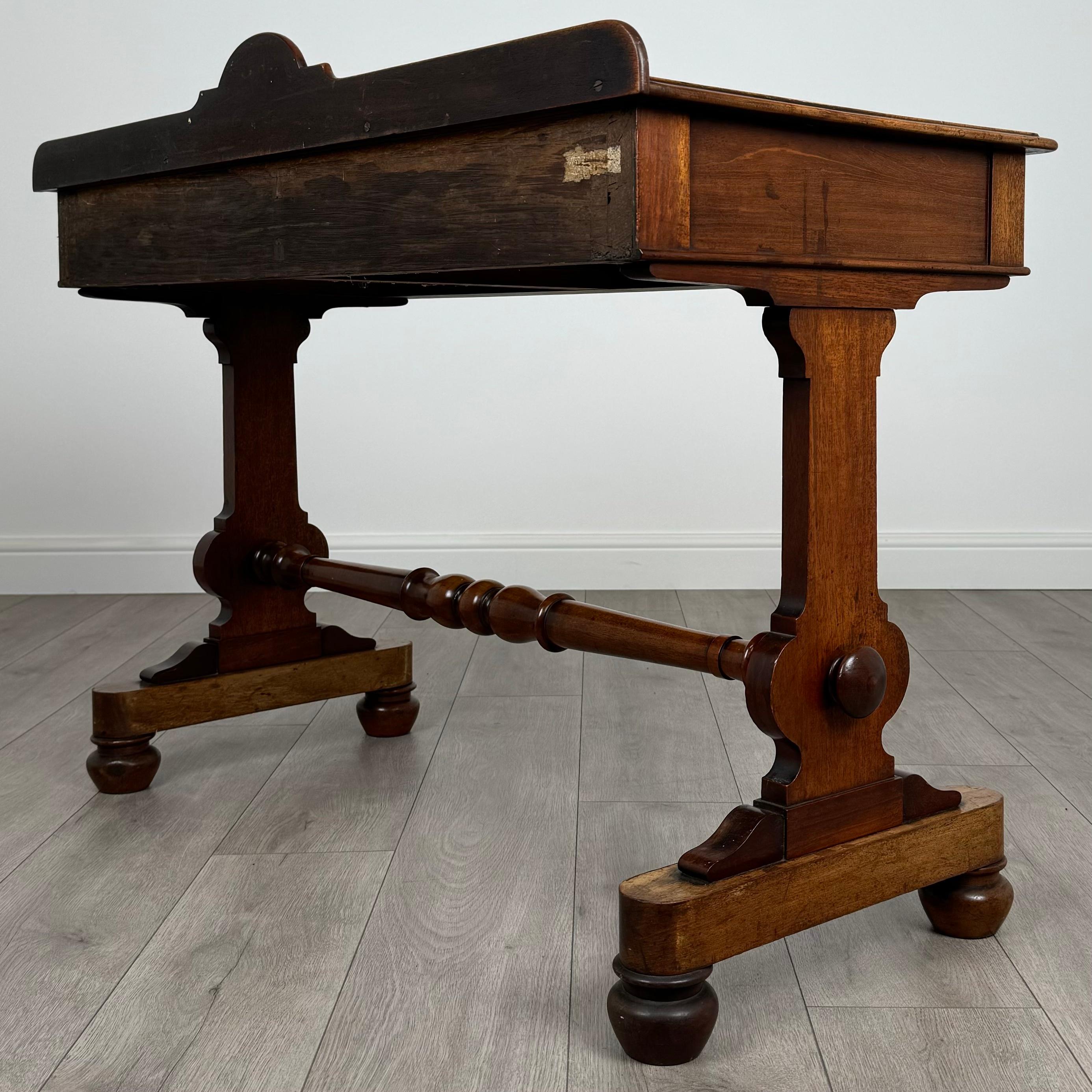Table d'appoint ancienne du 19ème siècle en acajou de bonne qualité (REF AF-3639) en vente 1