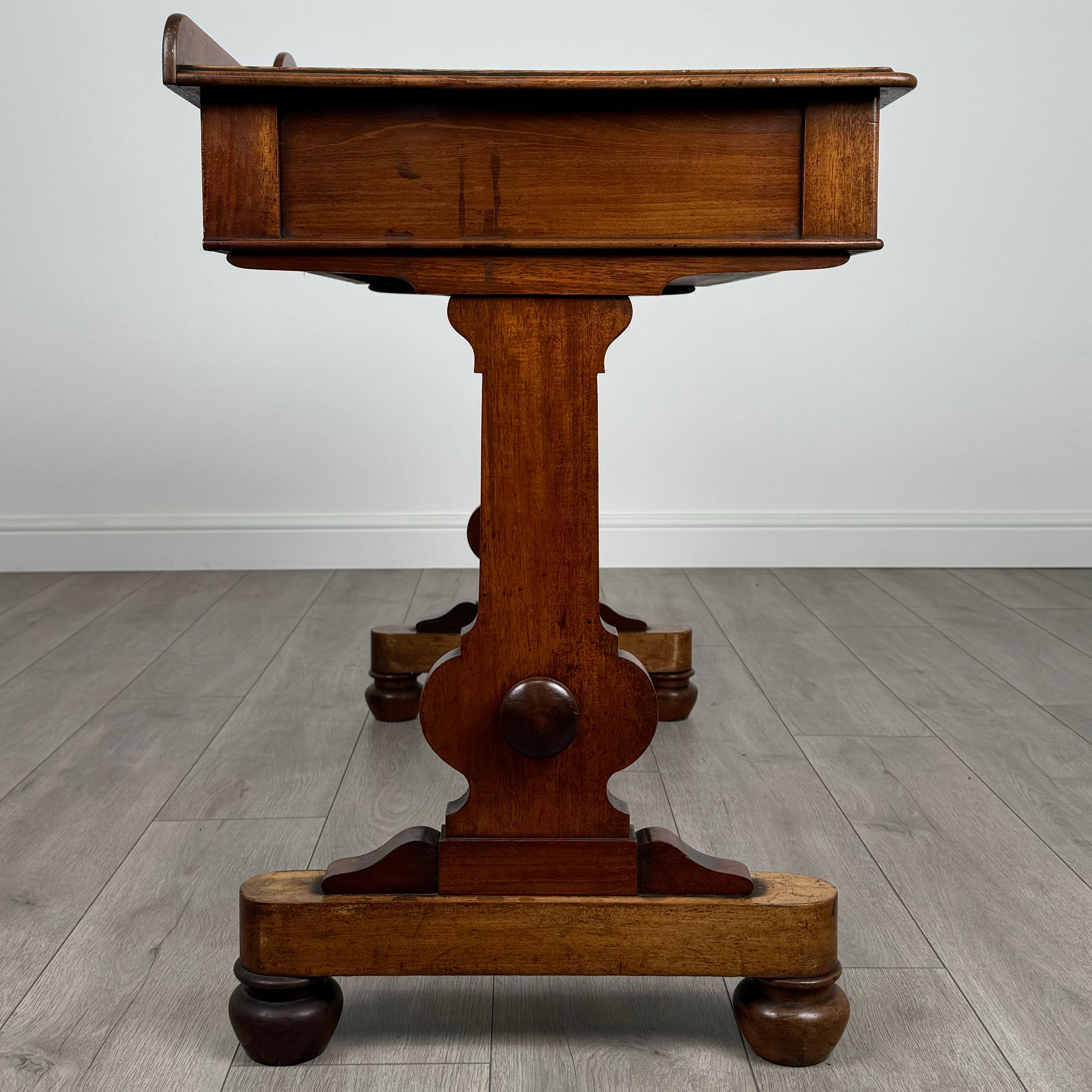 Table d'appoint ancienne du 19ème siècle en acajou de bonne qualité (REF AF-3639) en vente 2