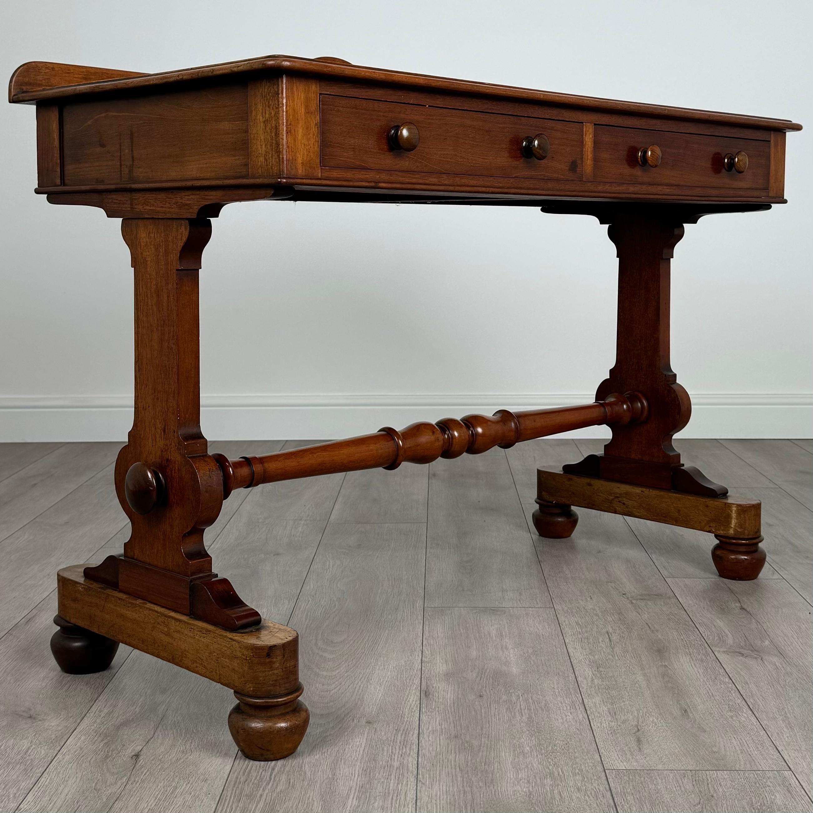 Table d'appoint ancienne du 19ème siècle en acajou de bonne qualité (REF AF-3639) en vente 3