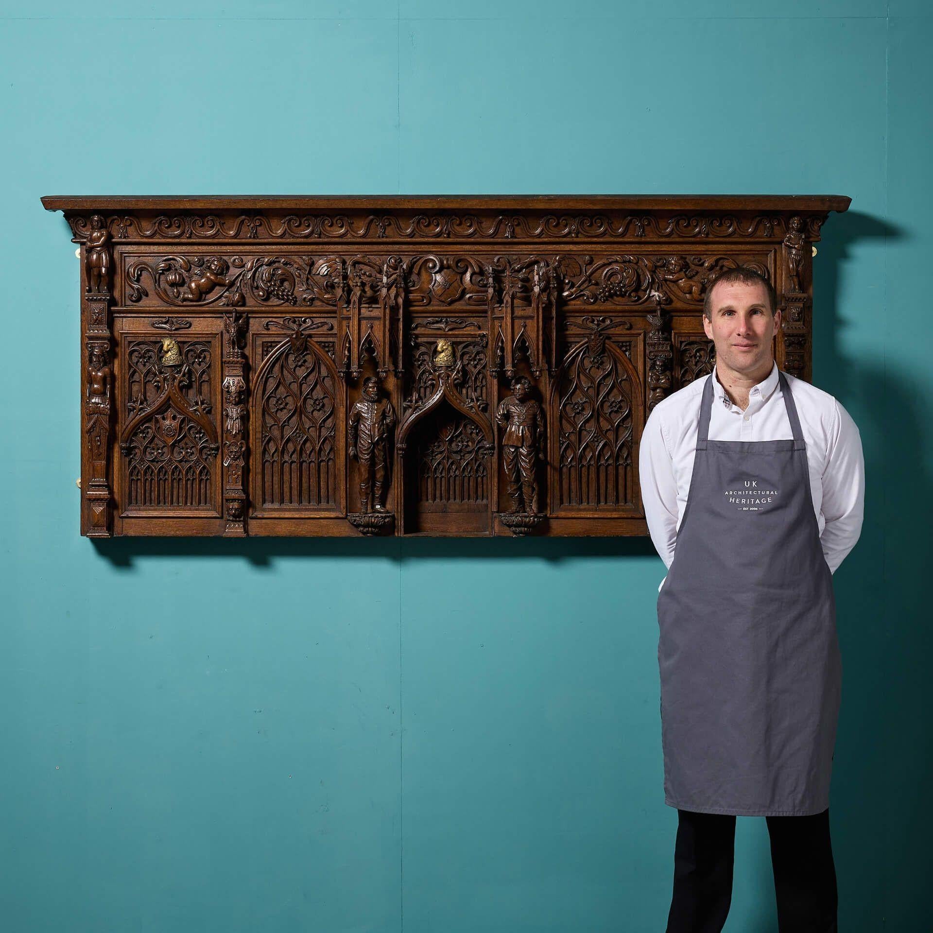 Eine große und beeindruckende dekorative Wandtafel aus Eiche im gotischen Stil des späten 19. Jahrhunderts.

Dieser hübsche dekorative Wandbehang ist stark handgeschnitzt und hat eine zentrale bogenförmige Nische, die von geschnitzten Figuren, Bögen