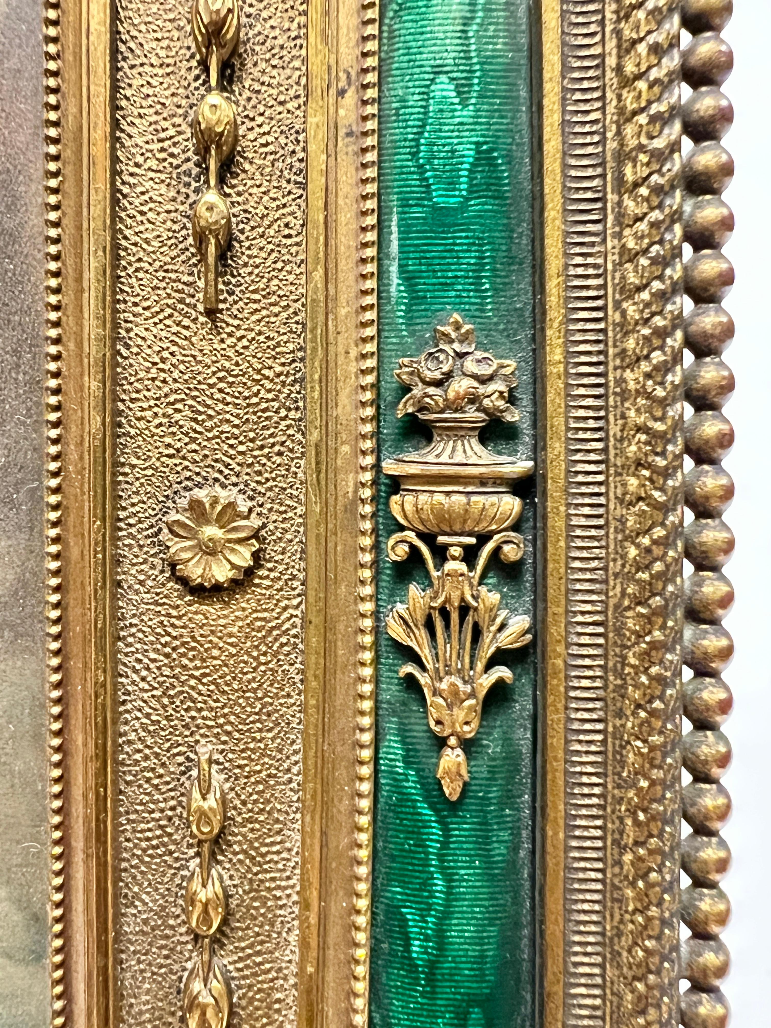 Marco antiguo de bronce dorado esmaltado en verde del siglo XIX en venta 6
