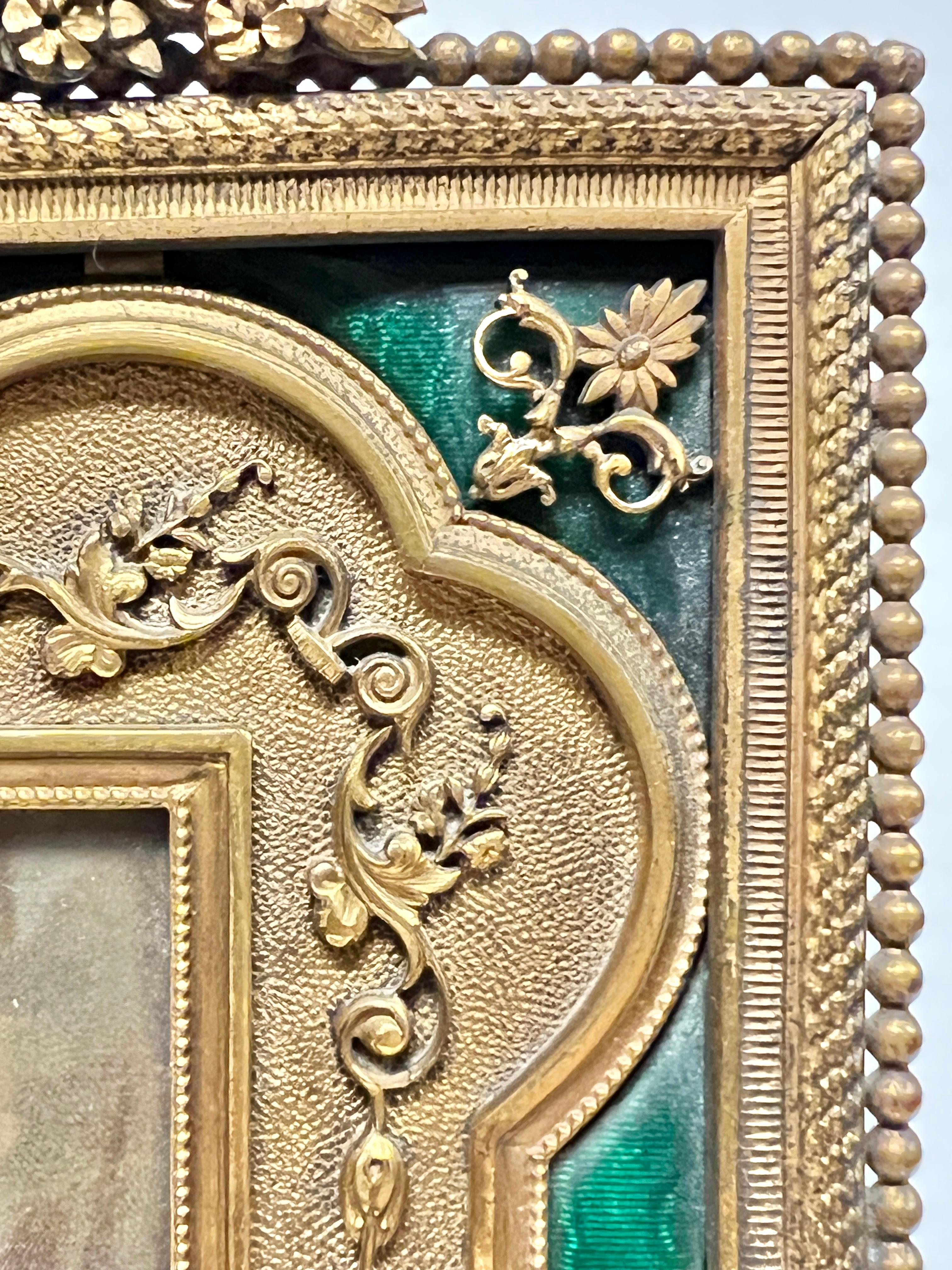 Marco antiguo de bronce dorado esmaltado en verde del siglo XIX en venta 7