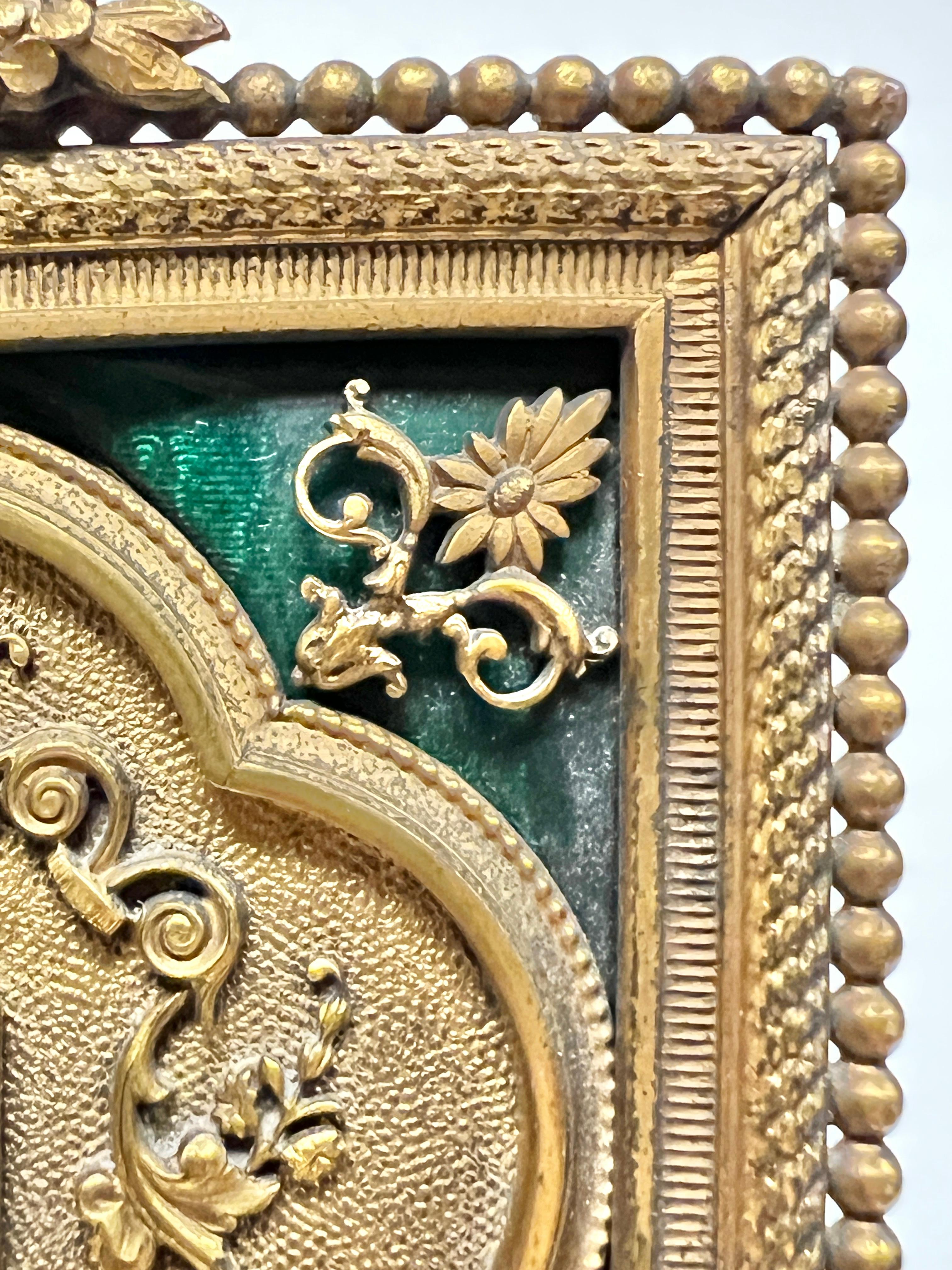 Marco antiguo de bronce dorado esmaltado en verde del siglo XIX en venta 8