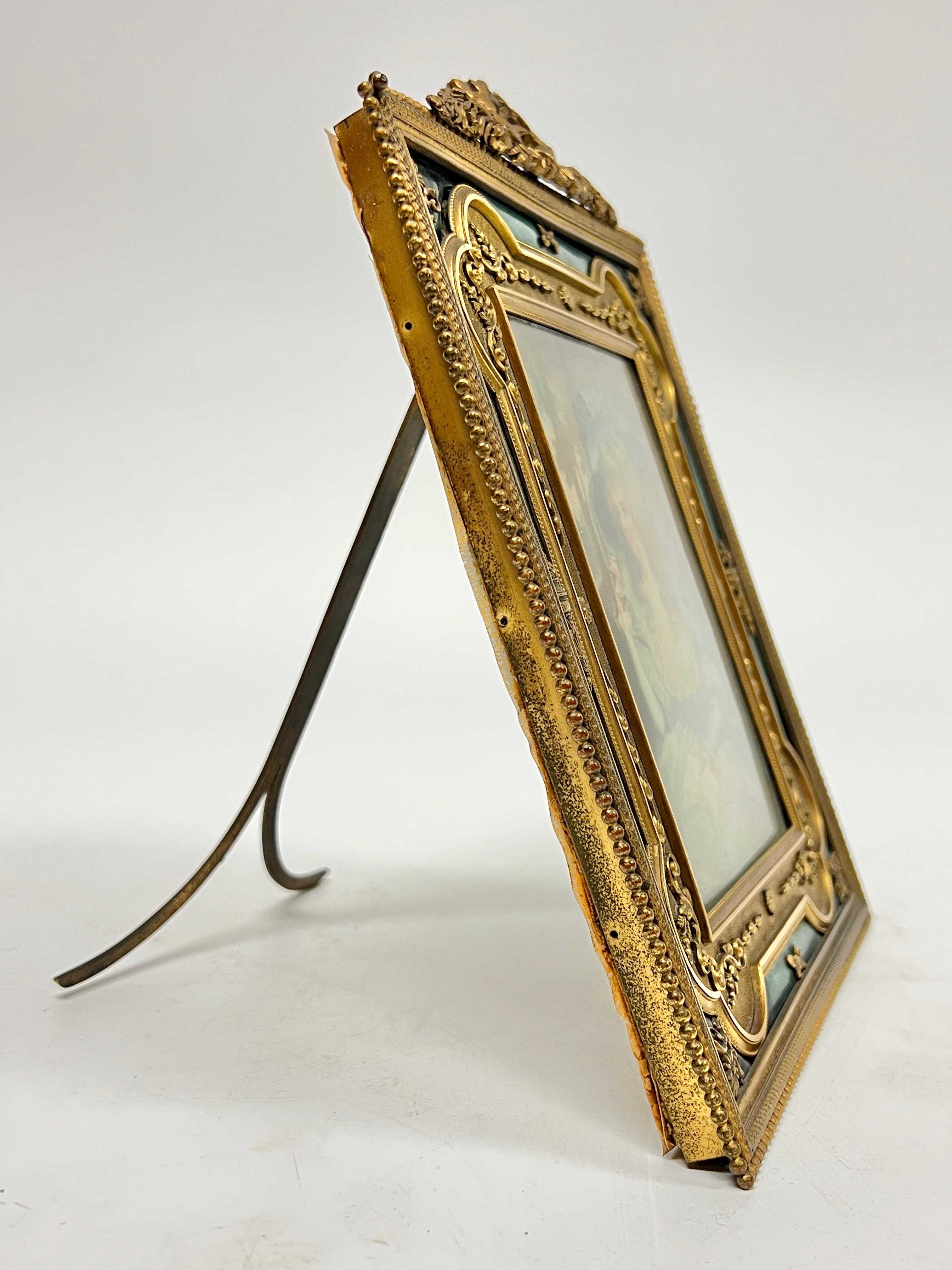 Marco antiguo de bronce dorado esmaltado en verde del siglo XIX en Bueno estado para la venta en New York, NY