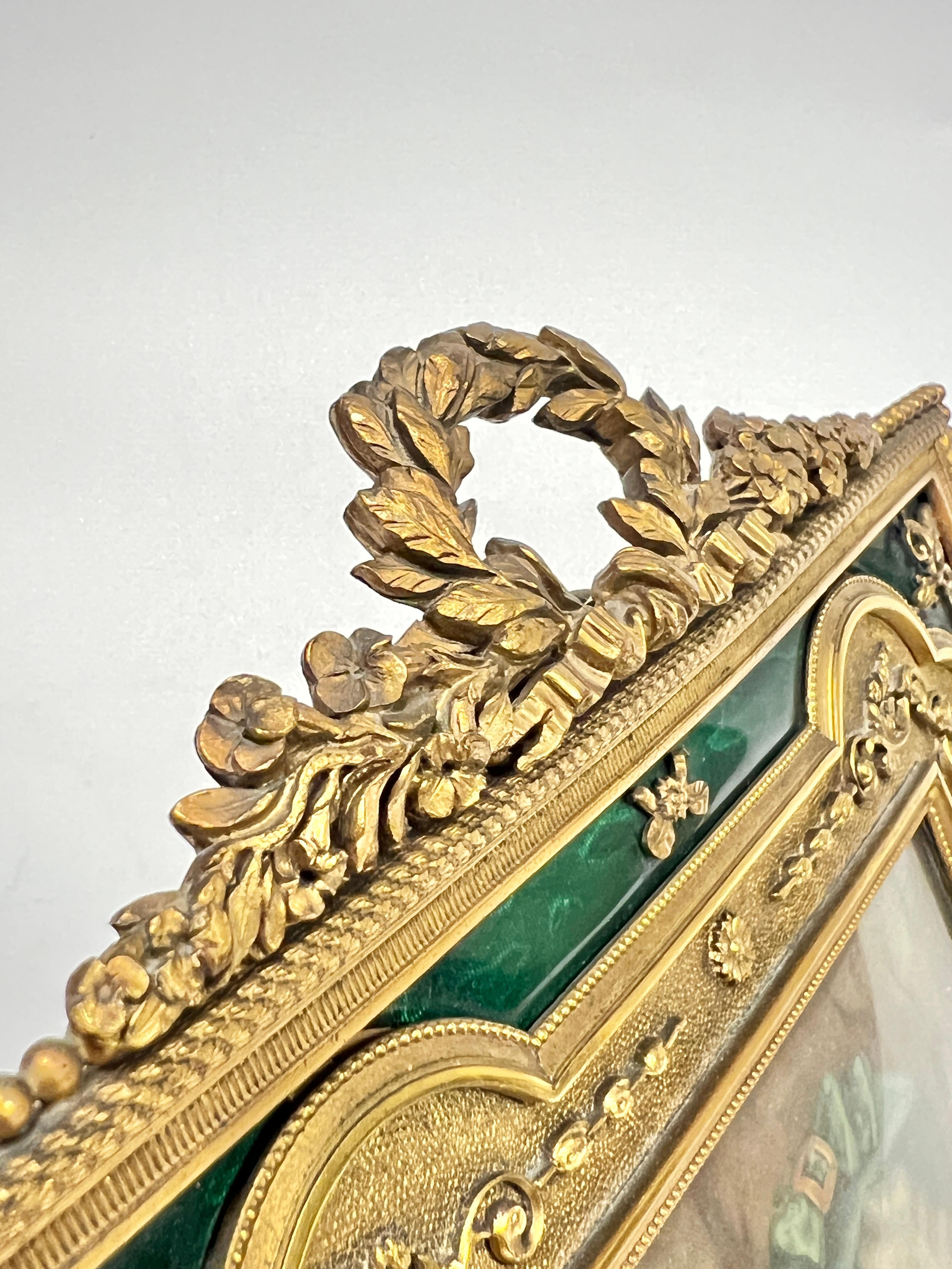 Marco antiguo de bronce dorado esmaltado en verde del siglo XIX en venta 2