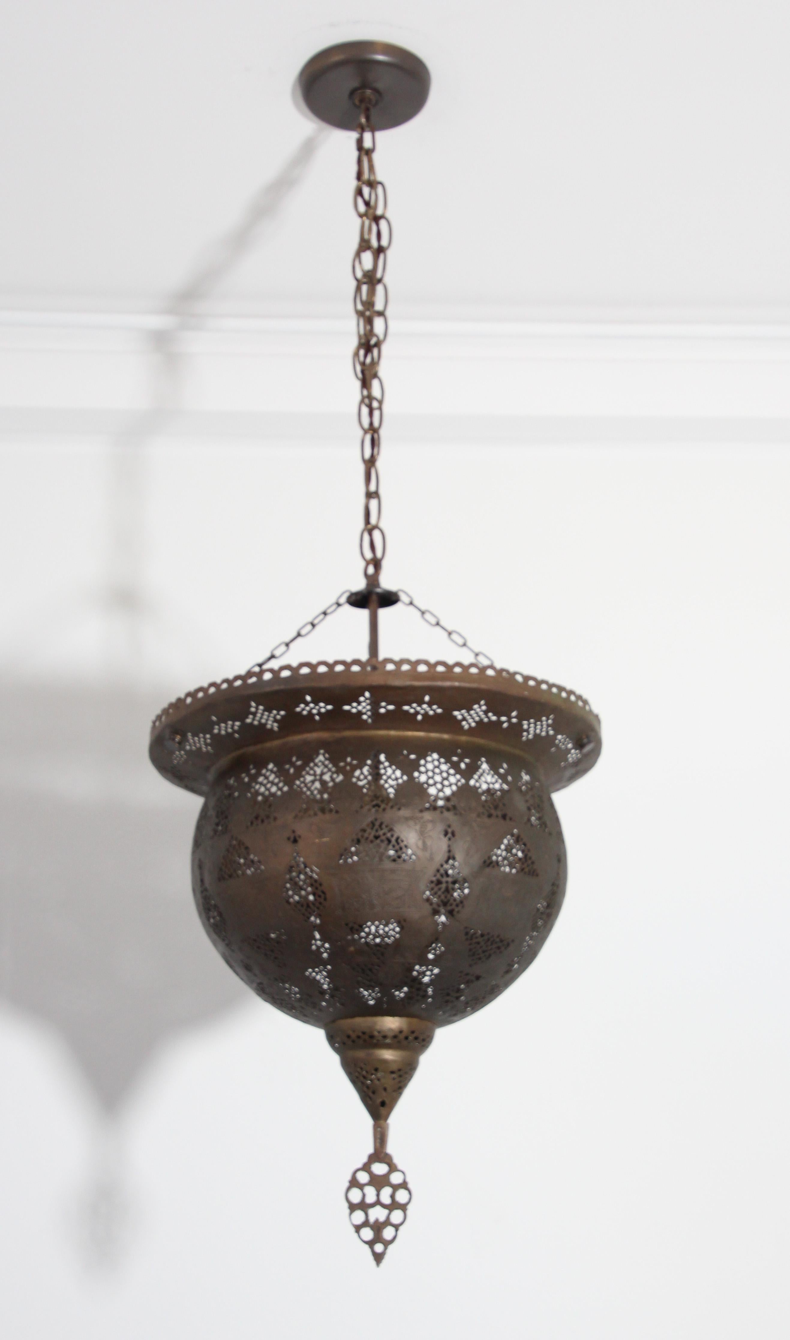 Antique 19th Century Hand-Crafted Moorish Pierced Brass Turkish Chandelier For Sale 10