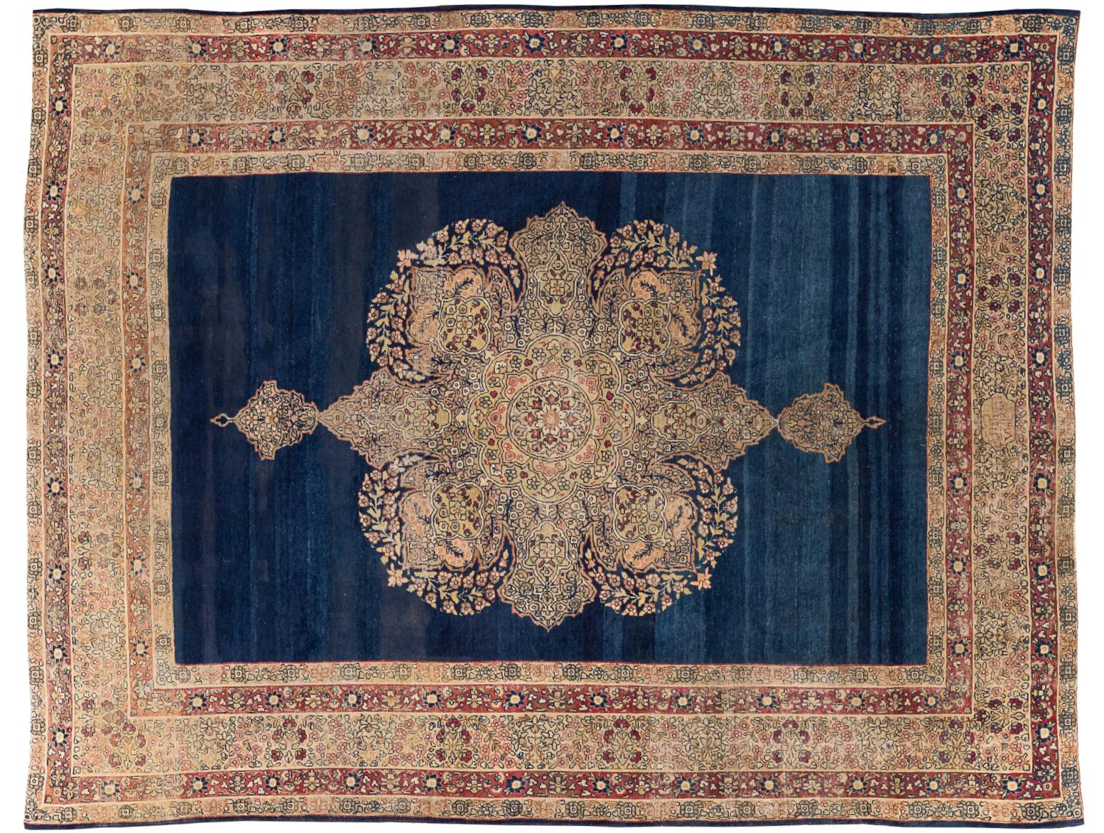 Antique 19th Century Hand-Knotted Wool Navy Field Carpet with Floral Medallion en Bueno estado para la venta en Barueri, SP, BR