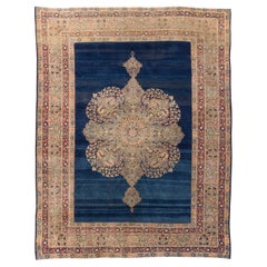 Tapis ancien du 19e siècle en laine nouée à la main avec médaillon floral.