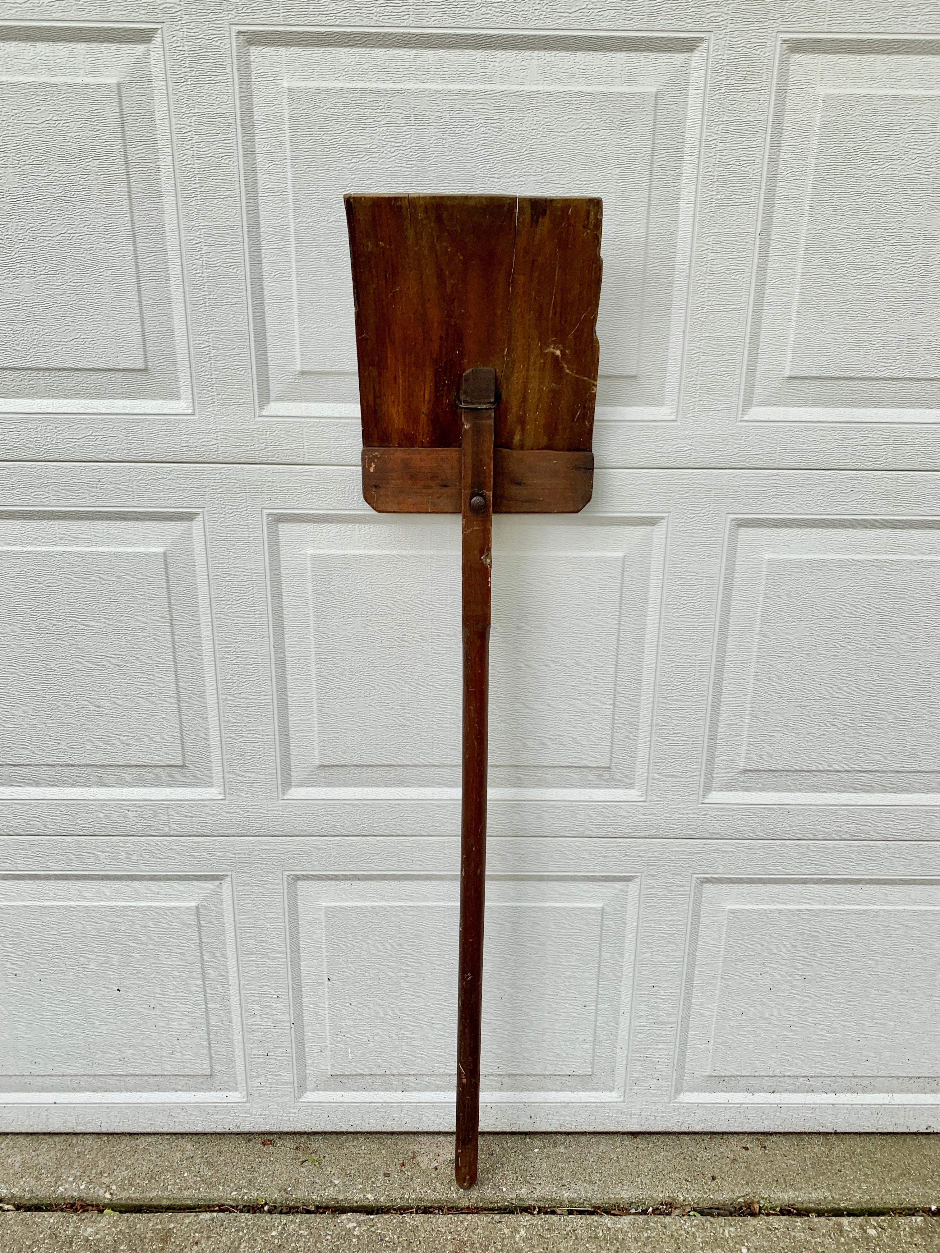 A beautiful antique rustic, farmhouse, or country wooden hand made grain shovel. This would be ideal for an installation on a large wall on a custom wall mount. 

USA, Circa late 19th century

Measures: 11.25